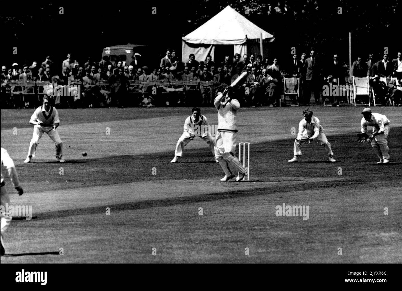 Cricket: Australien / Oxford University -- Keith Miller (Australien) trifft auf einen Ball aus D. K. Fasken. Oxford war der erste in ihrem Spiel gegen die Australier in Oxford und war nach nur 90 Minuten im Spiel für 70. 20.Mai 1953. (Foto von Sports & General Press Agency Ltd.) Stockfoto