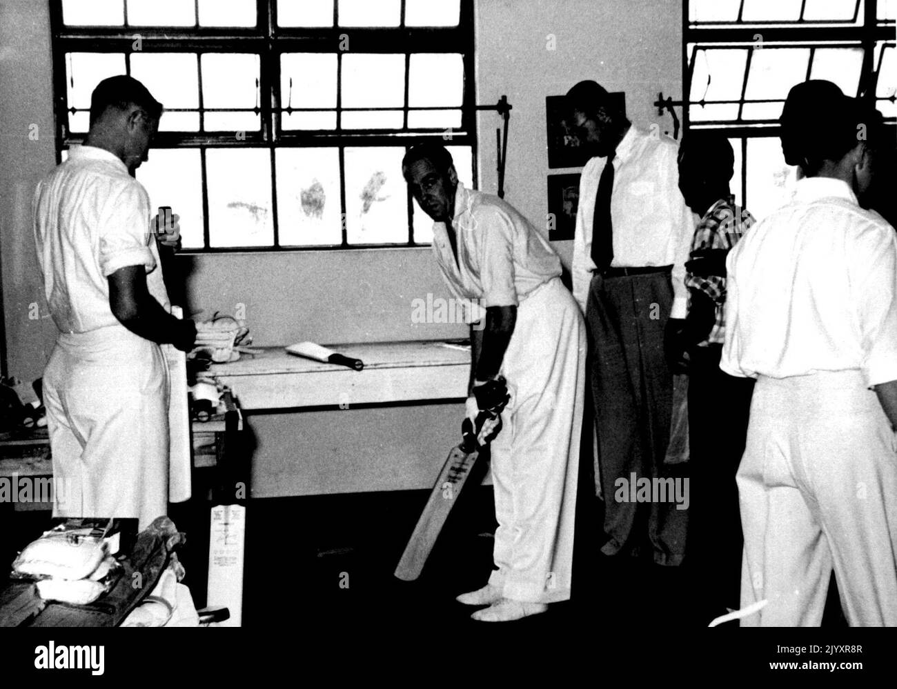 Durch die Auswahl von Gear - Johnson versucht die Balance einer Fledermaus. 19. Juli 1955. Stockfoto