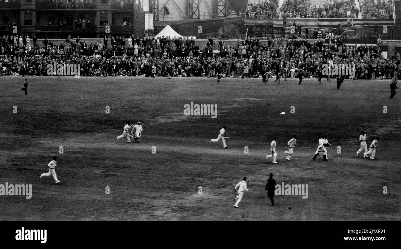 England V. Australien: 5. Testspiel im Oval, London -- Unser Foto zeigt die Australier, die beim Oval für den Pavillon Rennen, nachdem sie die Asche gewonnen hatten. 1. Oktober 1954. Stockfoto