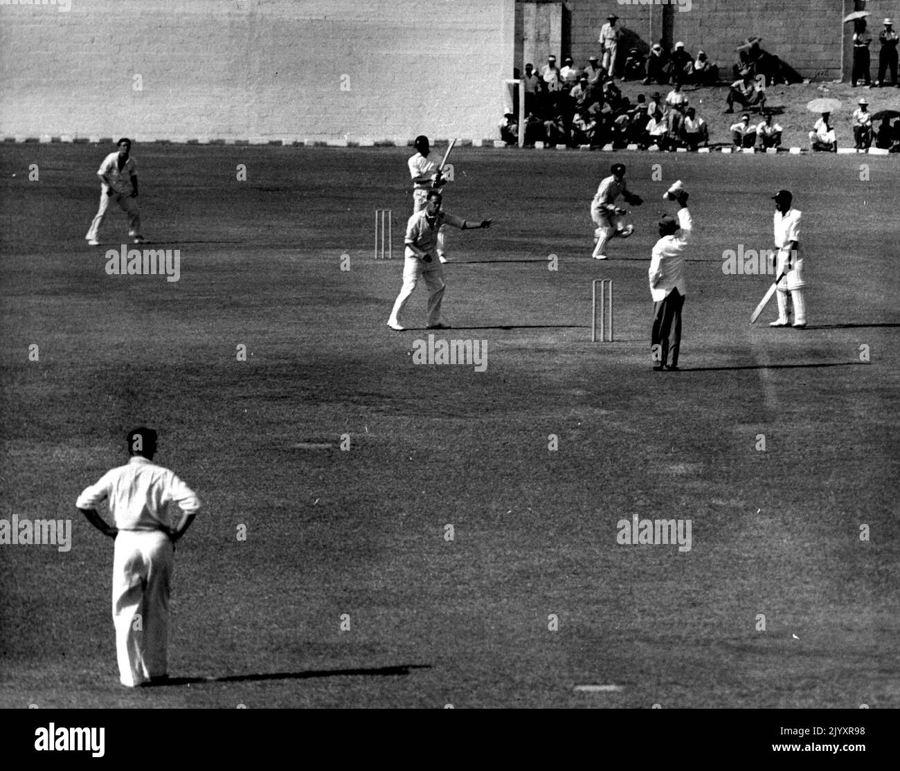 Reg Scartlett ist aus LBW an Ian Johnson, gesehen ***** Tom Edwart zu verführen. 26. Juli 1955. (Foto von AP). Stockfoto