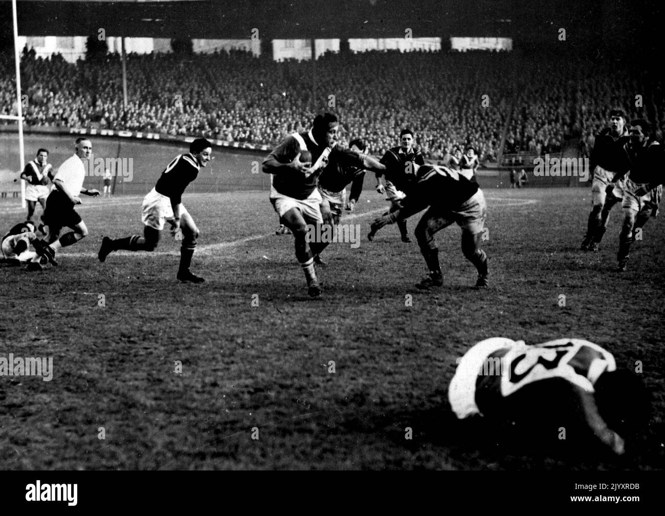 In Frankreich Neuseeland Rugby XIII Au Parc des Princes -- auf "Licht" in der Nähe der französischen Tore für die Kiwis, "Brousse", die ausgedrückt hat, ergriffen den Ball gegen Angriff kraftvoll einen Gegner durch einen konventionellen Schläger schieben. Vordergrund: Guilhe (Fr) das war gerade der Schlüssel, Rest Earth ***** . 24. Februar 1953. Stockfoto