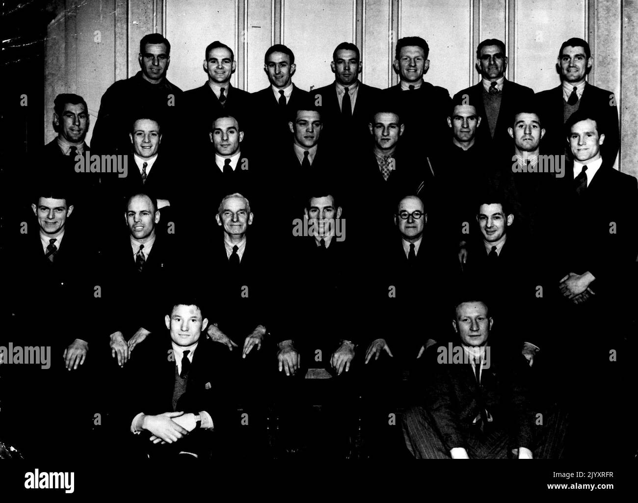 Erstes Bild der englischen Rugby League Mannschaft in Sydney auf dem Weg nach Australien. Hintere Reihe, von links: L. White; R. Knoweldon, W. Home, G. Curran, R. Nicholson, E. Batten, J Jones; zweite , Reihe: T Foster, A. Johnson, K. Gee, H. Murphy, I. Owens; D. Phillips, E. ward, M. Hyan; sitzend. J. Lewthwaite, T. McCue (Vice-capt.), W. Gabbelt (Joint Team Manager), A.J. Risman (capt.), W Pop- well (gemeinsames Team man­ager), D. Jenkins; vorne: J. Egans, F. Hughes. Fünf Mitglieder des Teams sind nicht in diesem Bild. 4. April 1946. Stockfoto