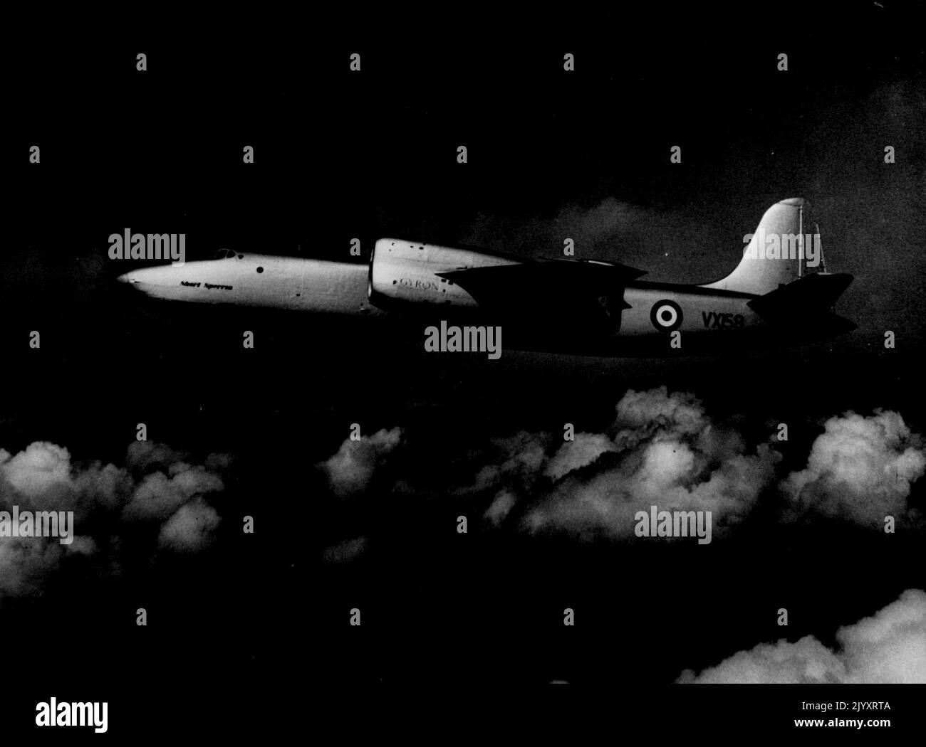 In Farnborogh wird der leistungsstärkste Jet-Motor der Welt geflogen - der in diesem Short S.A. 4-Bomberprototyp Sperrin getestet wird, ist der de Havilland Gyron, der leistungsstärkste Jet-Motor der Welt. Er ist im Maschinenhaus des unteren Hafens des Flugzeugs montiert, das mit ihm auf der Farnborough Air Show fliegen wird. Der Motor wurde speziell für Flugzeuge entwickelt, die mit Geschwindigkeiten über der Schallgeschwindigkeit arbeiten werden, und hat mehr als fünf Jahre in seine Entwicklung investiert. 02. September 1955. (Foto von Reuterphoto). Stockfoto