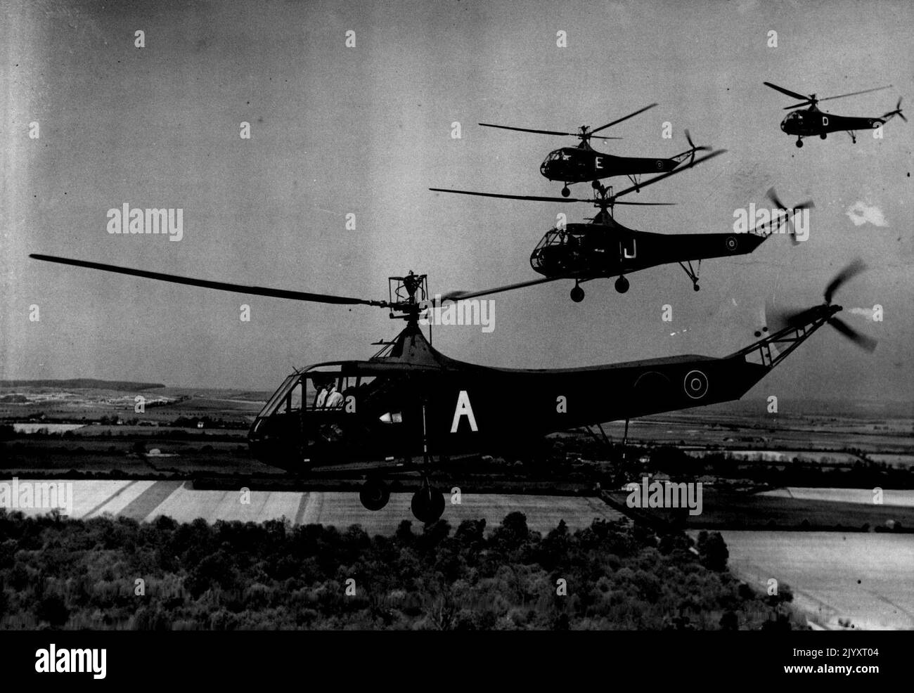 Hubschrauber sind hier, um zu bleiben: Der R.A.F.-Dienst „Go Any Way“ -- Eine Formation von R.A.F-Hubschraubern im Flug Andrews Planet Apr. 23 1945 PN Zensor Nr.: Senkrecht vom Boden oder vom Dach aufragend, rückwärts, vorwärts oder seitwärts fliegend, Und der Sikorsky R4B-Hubschrauber, der nun zur Entwicklung eines R.A.F.-Hubschrauberservices beiträgt, schwebt, um Passagiere abzusetzen oder abzuholen, hat gezeigt, dass diese Flugzeuge, mit bis zu bemerkenswerten Vorteilen für spezielle Zwecke, eine wichtige Rolle bei den Luftanlügeaktivitäten Großbritanniens nach dem Krieg spielen werden. Diese Fotos wurden während des Trainings an einem R.L.F. Schoo aufgenommen Stockfoto
