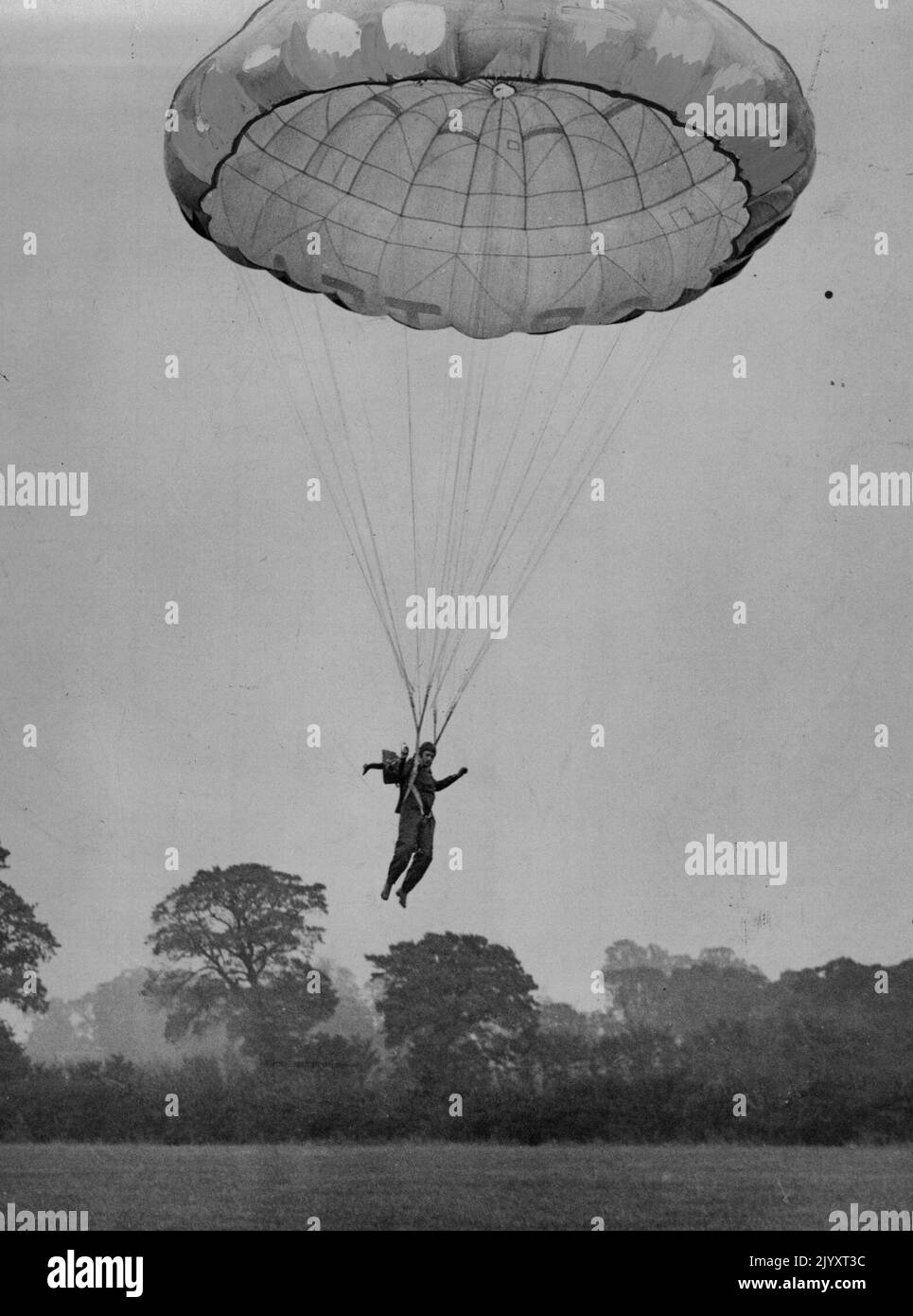 Flugzirkus der britischen Krankenhäuser in Roding Lane, Woodford, Essex, September 29.. Zur Unterstützung des Jubiläumskrankenhauses, Woodford. Ein aufregender Moment! Fräulein Naomi Heron Maxwell, Tochter von Lady Heron Maxwell, fotografiert während ihres Fallschirmabstiegs. 12. November 1934. (Foto: Sport & General Press Agency, Limited). Stockfoto