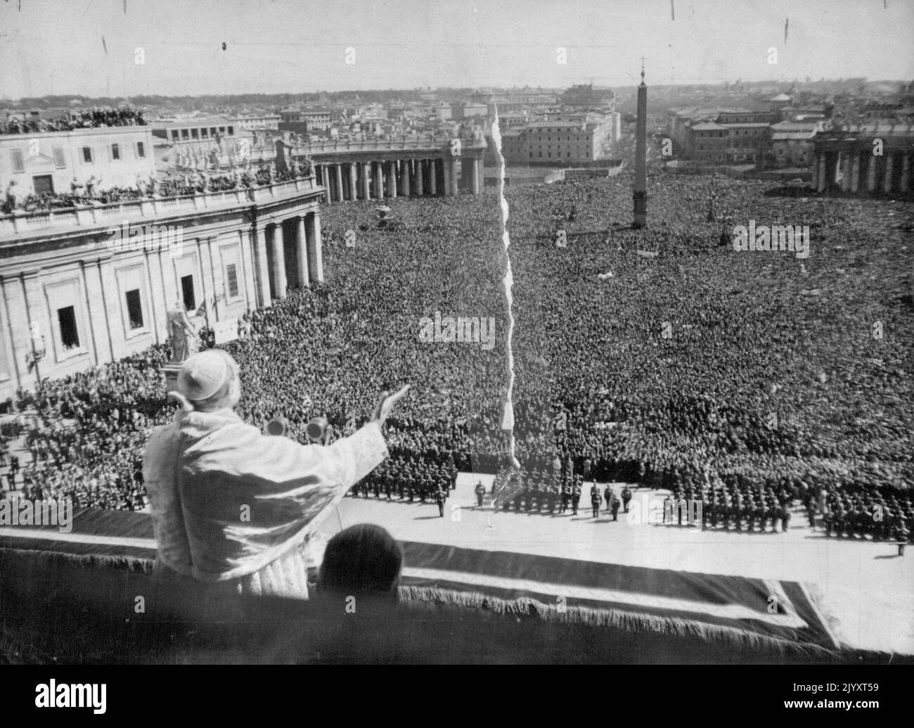 Papst spricht am Ostersonntag versammeln Papst Pius (im Vordergrund, Zurück zur Kamera) steht auf dem zentralen Balkon der St. Peter-Kirche und spricht am Eater-Sonntag, den 28. März 1948, eine 400.000-Personen-Menge auf dem Petersplatz an. 20. April 1948. (Foto von Associated Press Photo) Stockfoto