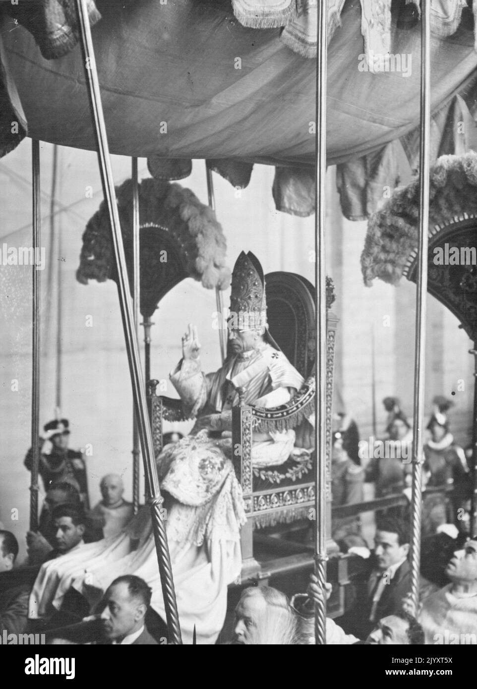 Vatikanstadt:- die Osterzeremonie in St. Peters. AP Foto zeigt: Der Papst verlässt die Basilika nach seinem ***** . 9. April 1939. Stockfoto