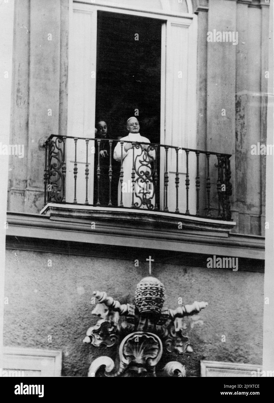 Zum ersten Mal seit 1870, das 64 Jahre außerhalb des Vatikans liegt, verließ ein Papst am Mittwoch die Vatikanischen Paläste für seine Sommerferien. Papst Pius XI Plötzlich hat er sich vorgenommen, in seine Sommerresidenz castelgandolfo zu gehen, da seine Wohnungen seit 1922, als er Papst wurde, dringend einer Renovierung bedürfen. O.P.S der Papst segnet die Massen von einem Balkon seiner Villa in Castelgandolfo aus, als er aus dem Vatikan kam, um einen Urlaub dort zu beenden. 3. August 1934. (Foto von Keystone) Stockfoto