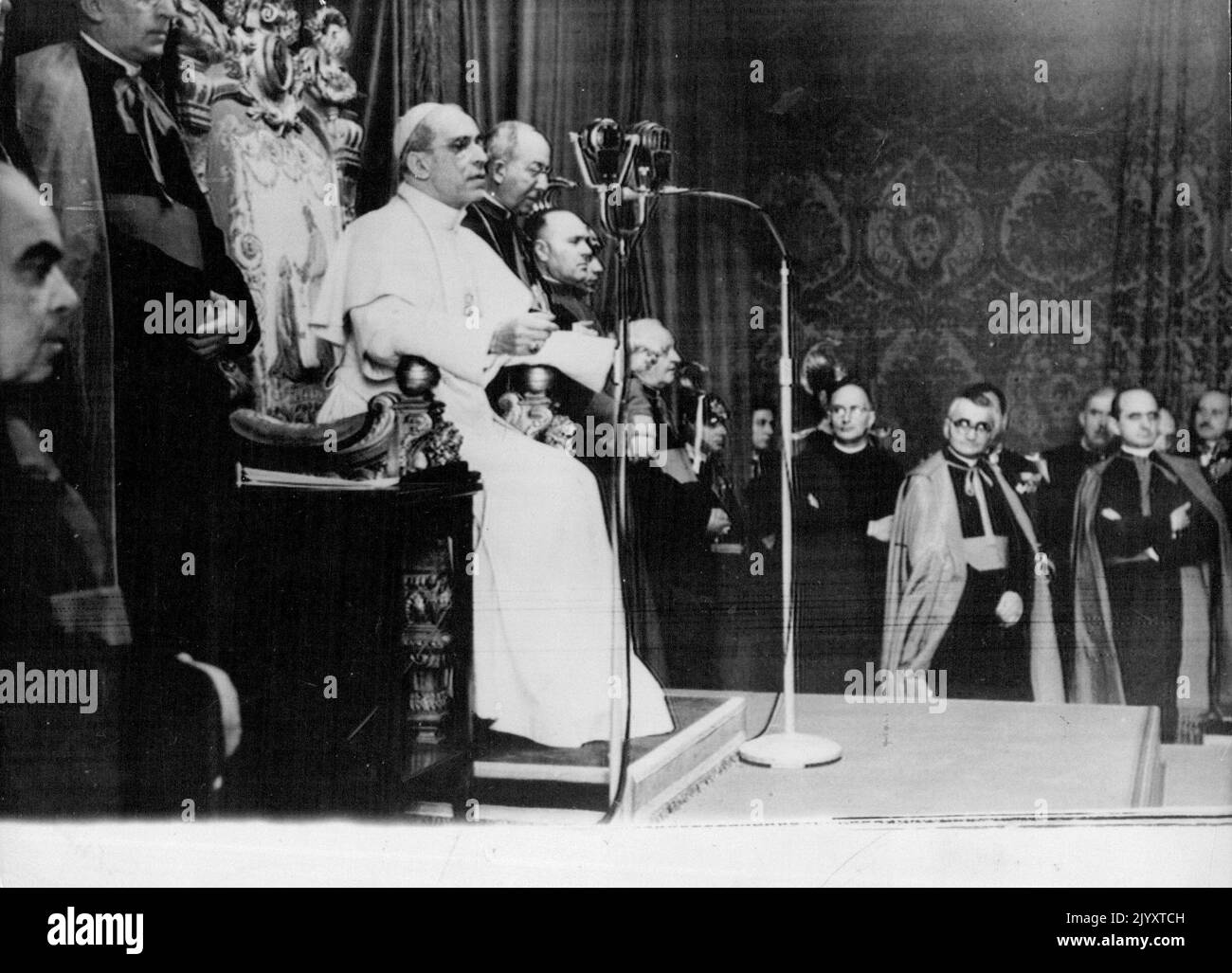 Papst überbringt Weihnachtsbotschaft Foto zeigt:-der Papst übergibt seine Weihnachtsbotschaft von seinem Thron im Vatikan. Papst Pius XII. Hat in seiner Weihnachtsbotschaft an die Welt von 13. heute, am 24. Dezember, erneut ein leidenschaftliches Plädoyer für den Frieden gemacht. In einer starken Stimme am Vorabend des Jahrestages der Geburt Christi, des Friedensfürsten, drückte der Papst große Freude aus, dass er erneut mit den Gläubigen der Kirche auf allen Kontinenten der Welt und mit allen „die an Gott glauben“ zusammentreffen konnte. 24. Dezember 1951. (Foto von Associated Press Photo) Stockfoto