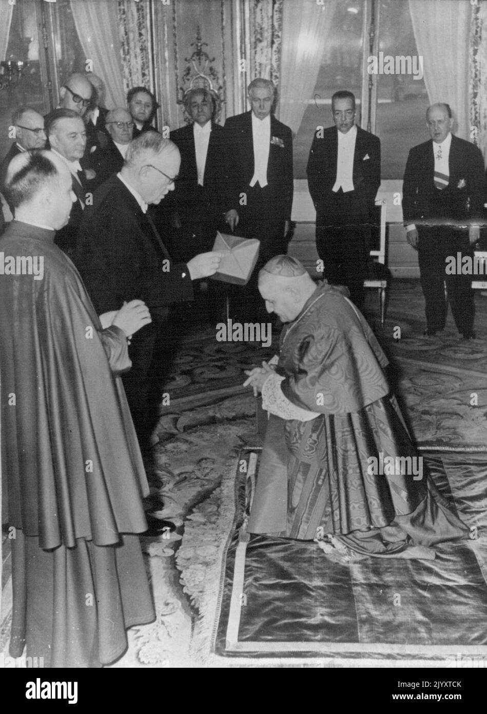 Die Kretta des Kardinals aus den Händen des französischen Präsidenten Foto zeigt:- M. Vincent Auriol die Kretta auf den Kopf von Mgr. Roncalli im Hintergrund sind die Botschafter Kanadas zu sehen. Türkei und Italien. Vorne links steht der Vertreter des Papstes, Mgr. Testa. Am Donnerstag bei einer Zeremonie im Salon des Ambassadors im Palais De L'Elysee. Der französische Präsident überreichte im Namen des Papstes eine Kardinalbibretta an Monsigneur Roncalli. Mgr. Roncalli ist der Apostolische ***** In Frankreich. 17. Januar 1953. (Foto von Paul Popper). Stockfoto