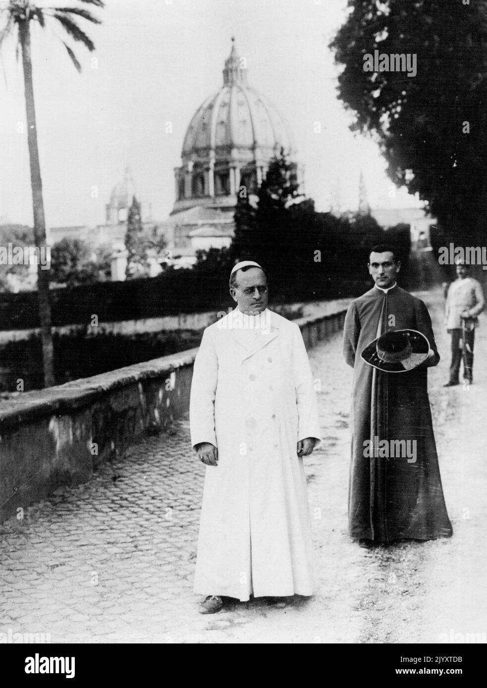 Neuestes Foto, das gerade in London aufgenommen wurde ***** Vatikanstadt. Rom. Unser Interessantes Bild zeigt - Papst Pius XI. Seinen täglichen Spaziergang in den Vatikanischen Gärten. 01. Januar 1932. (Foto von Photopress) Stockfoto