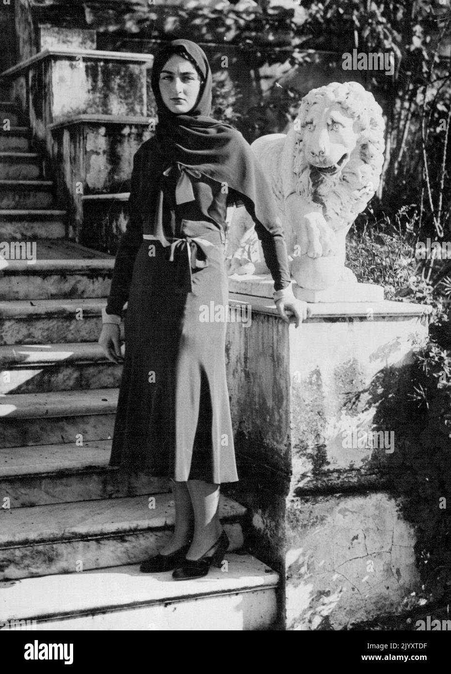 Die Wunderbraut. Ein Foto, das auf dem Gelände des Palais Cara Bacel in der Nähe von Nizza von S.I.H. aufgenommen wurde Prinzessin Durru Shevar, die 17-jährige Tochter des Exil-Kalifen Abdul Medjid II. Der Türkei, die am 12. November mit Prinz Sahibzada Nawah Azam Jah, Sohn und Erbe des Nizam von Hyderbad, verheiratet war, Einer der reichsten Männer der Welt, der die Hochzeitszeremonie bildete, bei der die Braut gemäß den muslimischen Traditionen nicht anwesend war. 6. Januar 1932. (Foto von Central News) Stockfoto