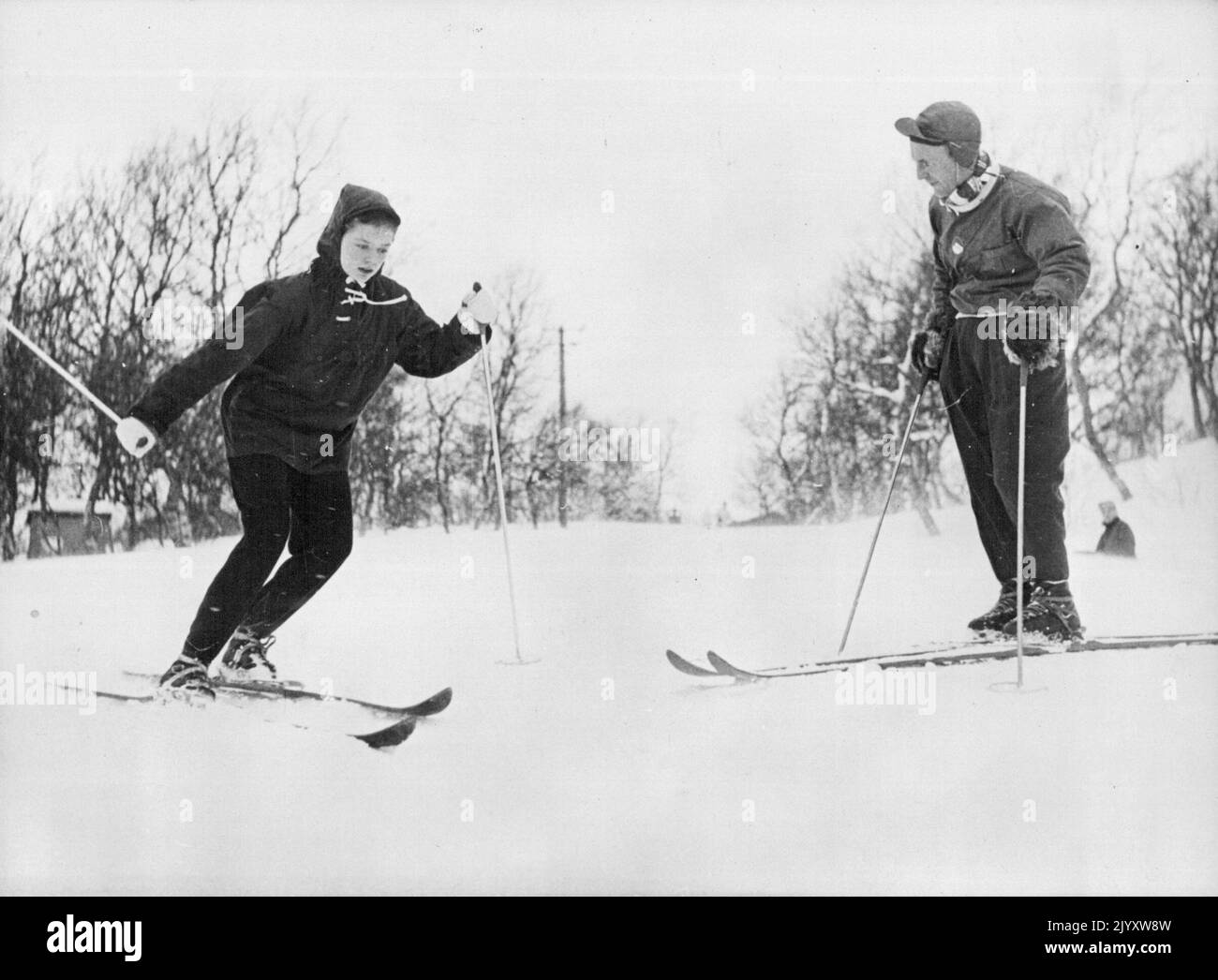 Prinzessin geht in Die SKISCHULE Fotoausstellungen: Prinzessin Birgitta in der Skischule die Direktorin der Schule, Folke Mosefeldt (rechts), sagt, dass die Prinzessin großes Versprechen zeigt. Die 16-jährige Prinzessin Birgitta von Schweden hat mit dem Skikurs an einer Skischule in Storlien, Mittelschweden, begonnen. Die Lehrer an der Schule sagen, dass die Prinzessin gute Fortschritte macht und dass sie große Hoffnungen darauf hat, dass sie Schwedens nächste Slalom-Prinzessin werden wird. 26. Februar 1953. (Foto von Paul Popper) Stockfoto