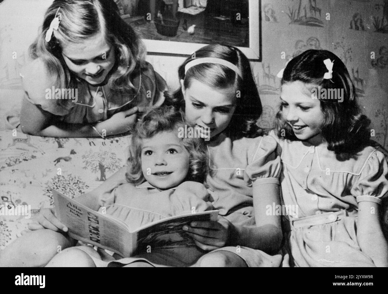 Vier königliche Schwestern - Dieses neue Bild der vier schwedischen königlichen Kinder wurde in Stockholm aufgenommen, als die älteste von ihnen ihren Schwestern eine Weihnachtsfabel vorlas. Von links nach rechts sind es die Prinzessin Birgitta (10 Jahre), Christina (3), Margaretha (12) und Desiree (8). Sie sind die Kinder von Prinzessin Sibylla und Prinz Gusrtaf Adolf, ältester Sohn des schwedischen Kronprinzen. 28. Dezember 1946. (Foto von Fox Photos) Stockfoto