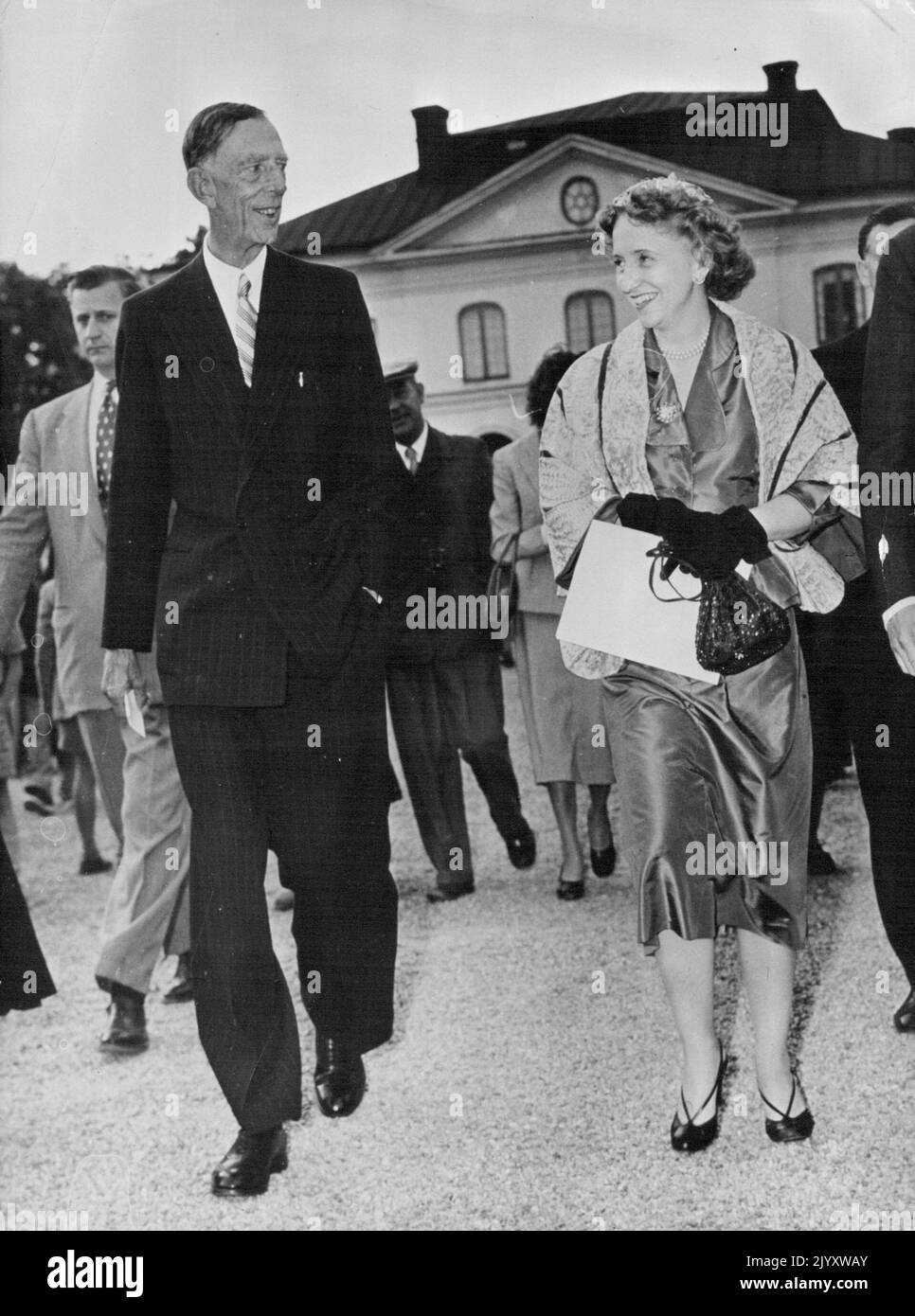 Margaret Truman wird Royally unterhalten. Fotoausstellungen: Margaret Truman mit Prinz Wilhelm von Schweden auf dem Gelände von Drottningholm. Prinz Wilhelm ist der jüngere Bruder des heutigen Königs, Gustav VI. Margaret Truman, die Tochter des Präsidenten und selbst als Opernsängerin berühmt, ist zu Besuch in Schweden. Am vergangenen Sonntag besuchte sie den königlichen Palast von Drottningholm, etwas außerhalb von Stockholm. Hier starb König Gustav V. 19. August 1952. (Foto von Paul Popper, Paul Popper Ltd.) Stockfoto