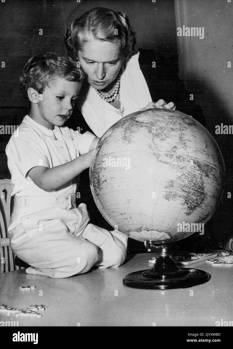 Schwedens Kronprinz - Schwedens ' Prince Charming' der vierjährige Kronprinz Carl Gustav, ist hier mit seiner Mutter, Prinzessin Sibylla, auf der Suche nach Schweden auf der Welt abgebildet. Der Vater des Kronprinzen starb 1947. Sein Großvater ist König Gustav VI Adolf von Schweden, der nach dem Tod des 91-jährigen Königs Gustav V. am 10. Dezember 1950 den Thron bestiegen hat. (Foto von Associated Press Photo) Stockfoto