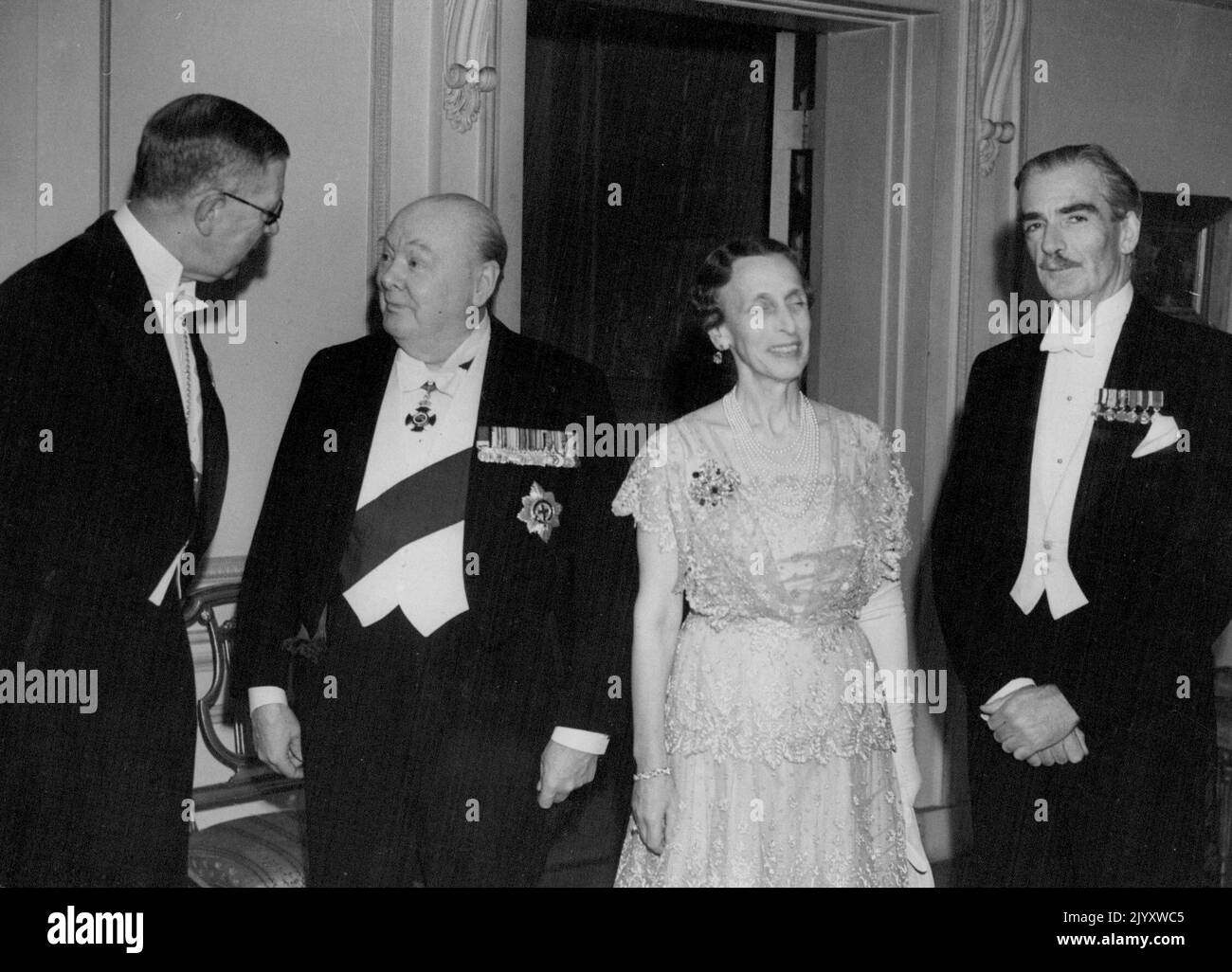 Der König und die Königin von Schweden waren die Gäste des schwedischen Botschafters und der Frau Hagglof beim Abendessen in der Botschaft in London, heute Abend. Unter den geladenen Gästen waren Sir Winston und Lady Churchill. OPS von L nach R: Der König von Schweden, Sir Winston Chure Hill, die Königin von Schweden und Mr. Anthony Eden. 10. November 1953. (Foto von Daly Mail Contract) Stockfoto