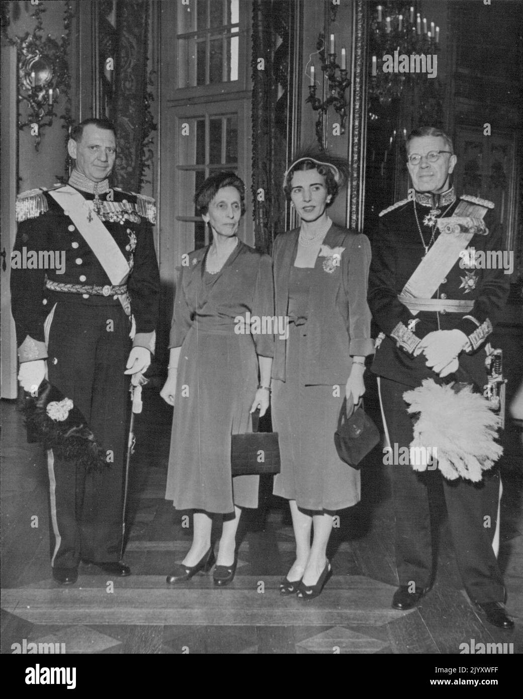 Der König und die Königin von Schweden sind jetzt auf Staatsbesuch. Dänemark. Fotoausstellungen: Die zwei Könige und Königinnen im dänischen Königspalast Amalienborg in Copenhagan. Von links nach rechts: Der König von Dänemark; die Königin von Schweden; die Königin von Dänemark; der König von Schweden. Die Königin von Dänemark ist die Tochter des Königs von Schweden. 27. März 1952. (Foto von Paul Popper) Stockfoto