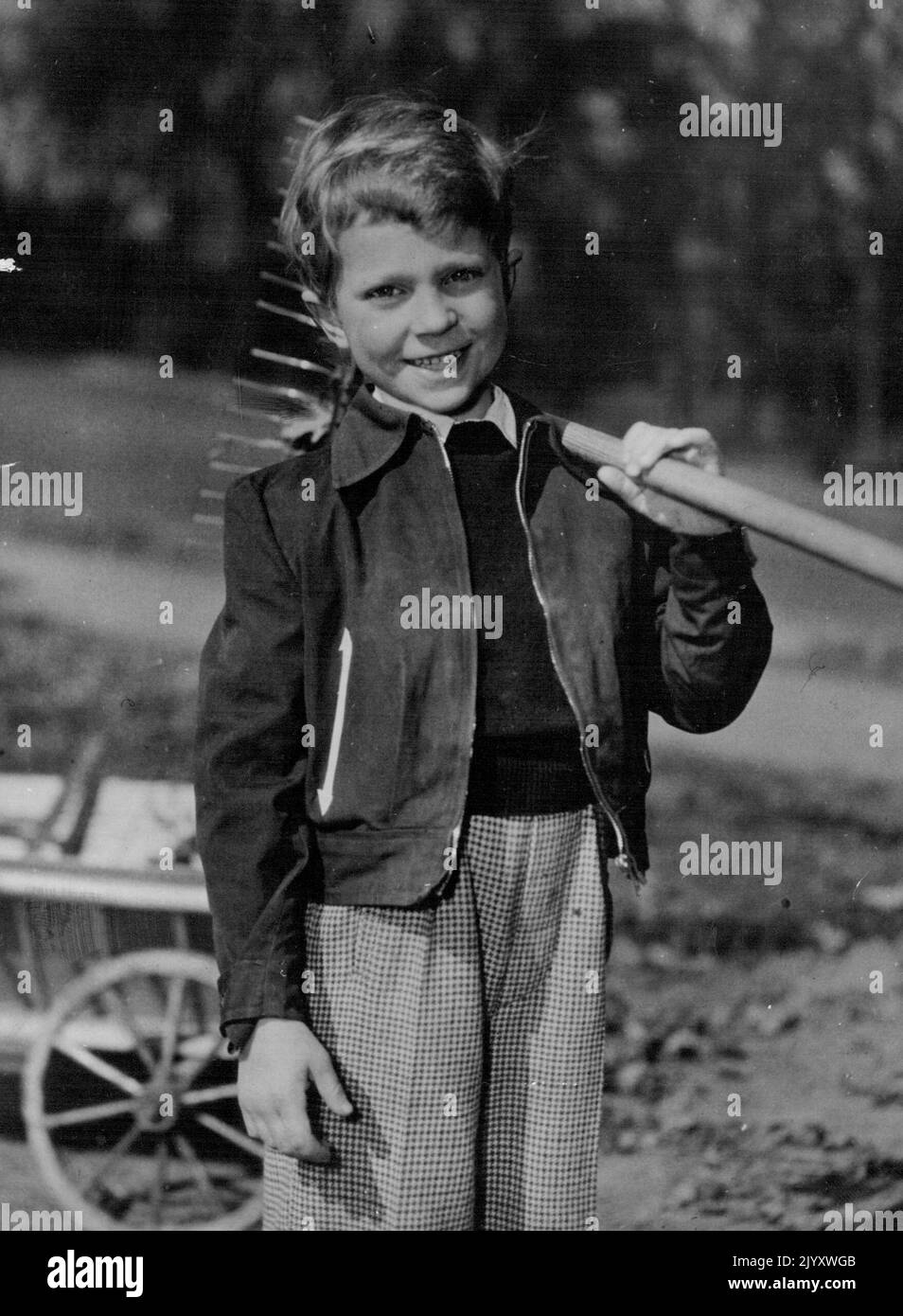 Ein königlicher Prinz ist sieben Jahre alt - Ein Happy Birthday Bild des schwedischen Kronprinzen Charles Gustaf, der am 30.. April 1953 sieben Jahre alt wird. Der Fotograf wurde in den wunderschönen Gärten des Landguts des jungen Prinzen aufgenommen, dem königlichen Schloss von Hang in der Nähe von Stockholm. 23. April 1953. (Foto von Paul Popper, Paul Popper Ltd.) Stockfoto