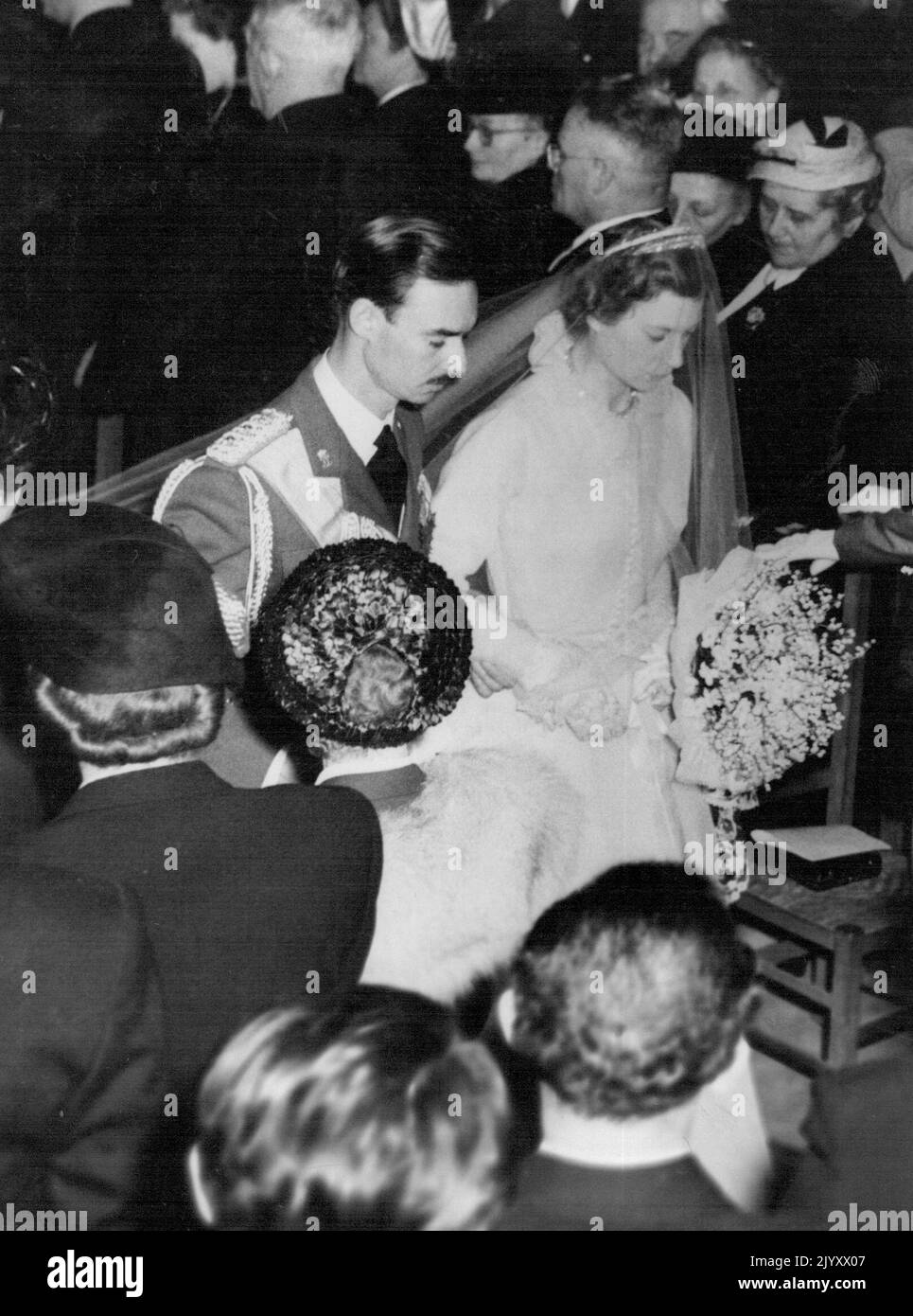 Ein Prinz und seine Prinzessin Braut. Prinz Jean von Luxemburg und seine Braut, Prinzessin Josephine-Charlotte von Belgien, gehen hier nach ihrer Hochzeit den Gang der Kathedrale entlang. 9. April 1953. (Foto von United Press Photo). Stockfoto