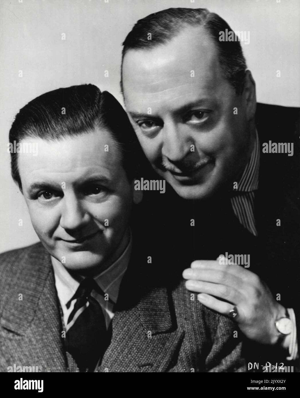Basil Radford (rechts) und Naunton Wayne, die in der Ealing Studios-Produktion „Dead of Night“ von Michael ***** auftreten Und Regie führte Cavalcanti, Charles Crichton, Basil ***** . 03. September 1946. Stockfoto