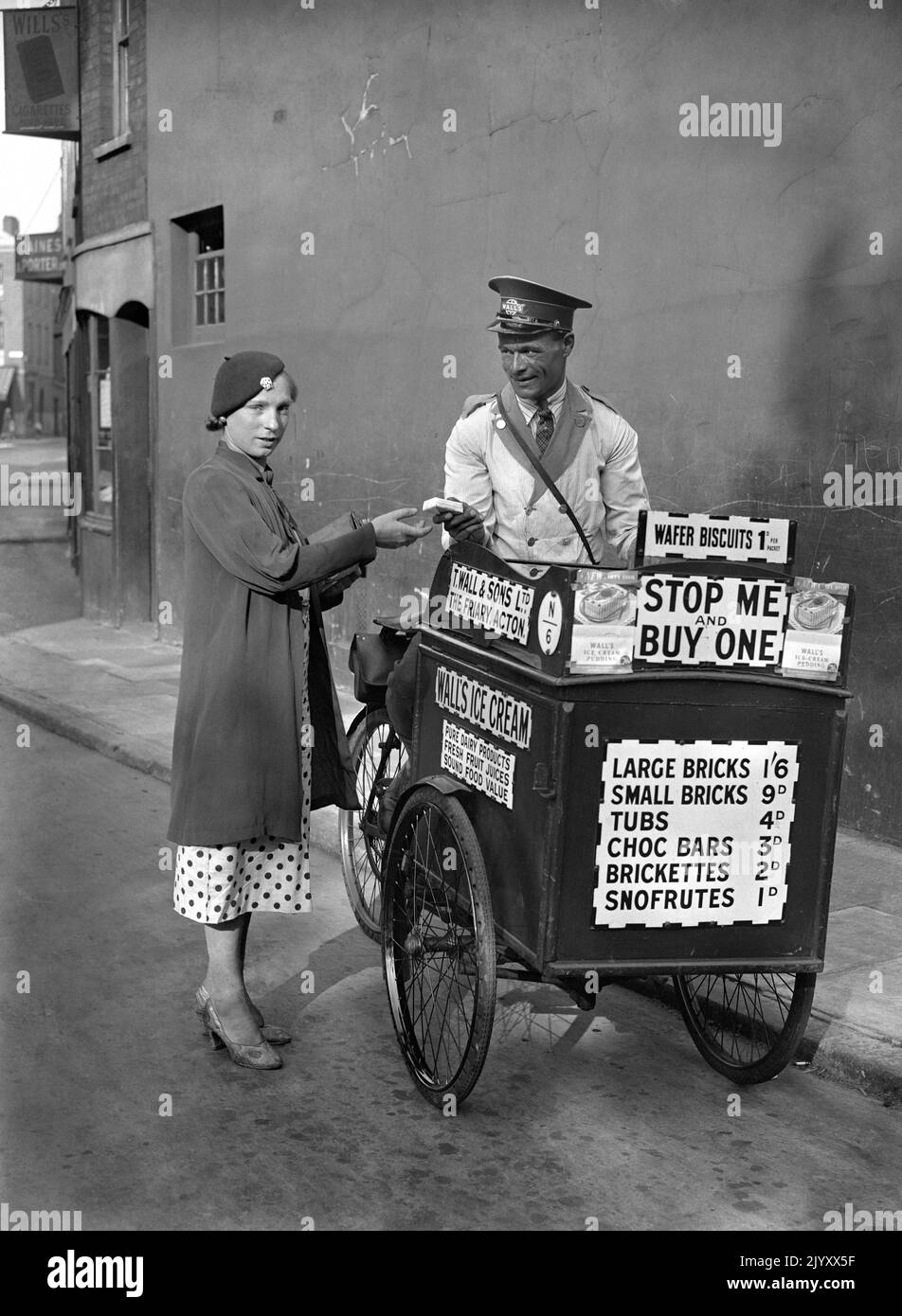1935: Aktenfoto vom 1935. August eines Eisdielen-Verkäufers von „Wall's“. Ausgabedatum: Donnerstag, 8. September 2022. Stockfoto