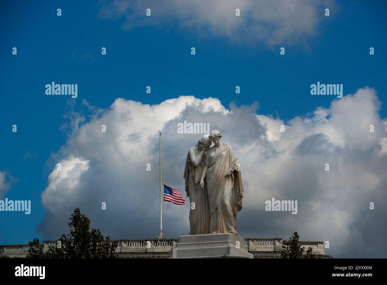 Die US-Flagge fliegt auf Halb-Staff im US-Kapitol, um den Tod von Königin Elizabeth II. In Washington, DC, am Donnerstag, den 8. September, zu beobachten. 2022. Großbritanniens am längsten regierende Monarchin, Königin Elizabeth II., starb heute im Alter von 96 Jahren. Kredit: Rod Lamkey/CNP /MediaPunch Stockfoto