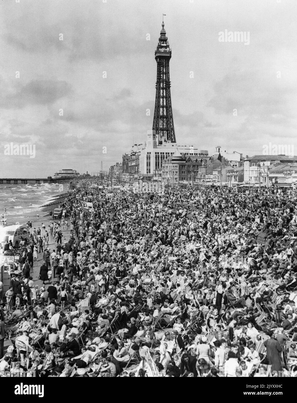 1953: Datei-Foto vom 1953. August von Menschenmengen am Strand von Blackpool. Ausgabedatum: Donnerstag, 8. September 2022. Stockfoto