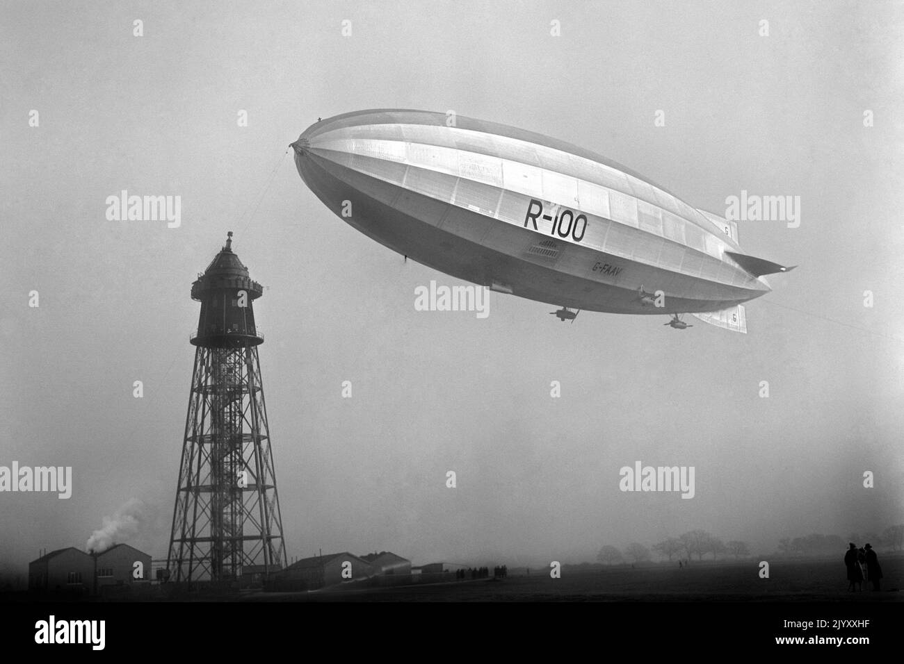 1929: Aktenfoto vom 1929. Dezember des Luftschiffes R100, das sich dem Mast in Cardington nähert, während seiner Jungfernfahrt von der Luftschiffstation in Howden in Yorkshire. Ausgabedatum: Donnerstag, 8. September 2022. Stockfoto