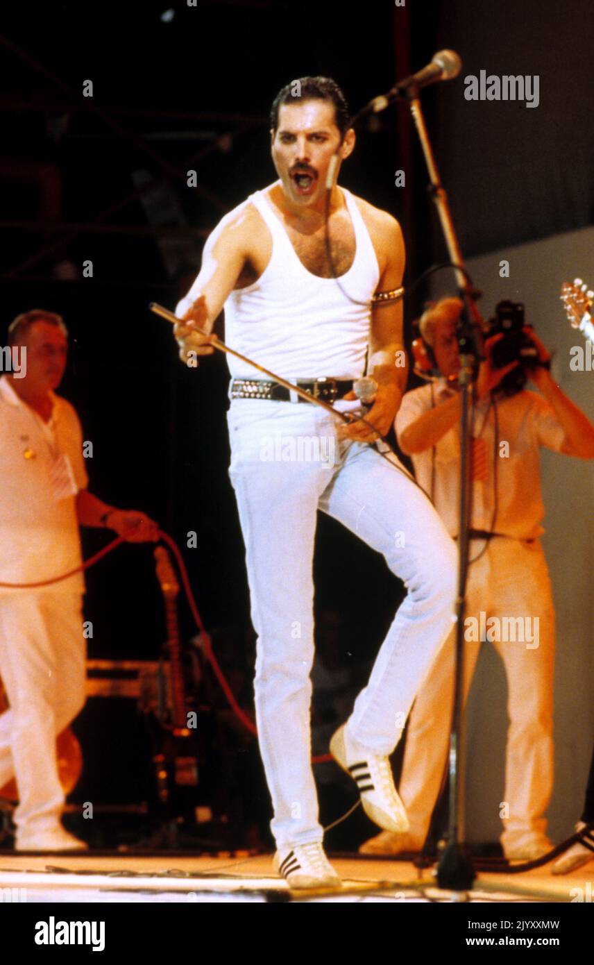 1985: Datei-Foto vom 1985. Juli von Freddie Mercury of Queen auf der Bühne während des Live Aid Concert im Wembley Stadium. Ausgabedatum: Donnerstag, 8. September 2022. Stockfoto