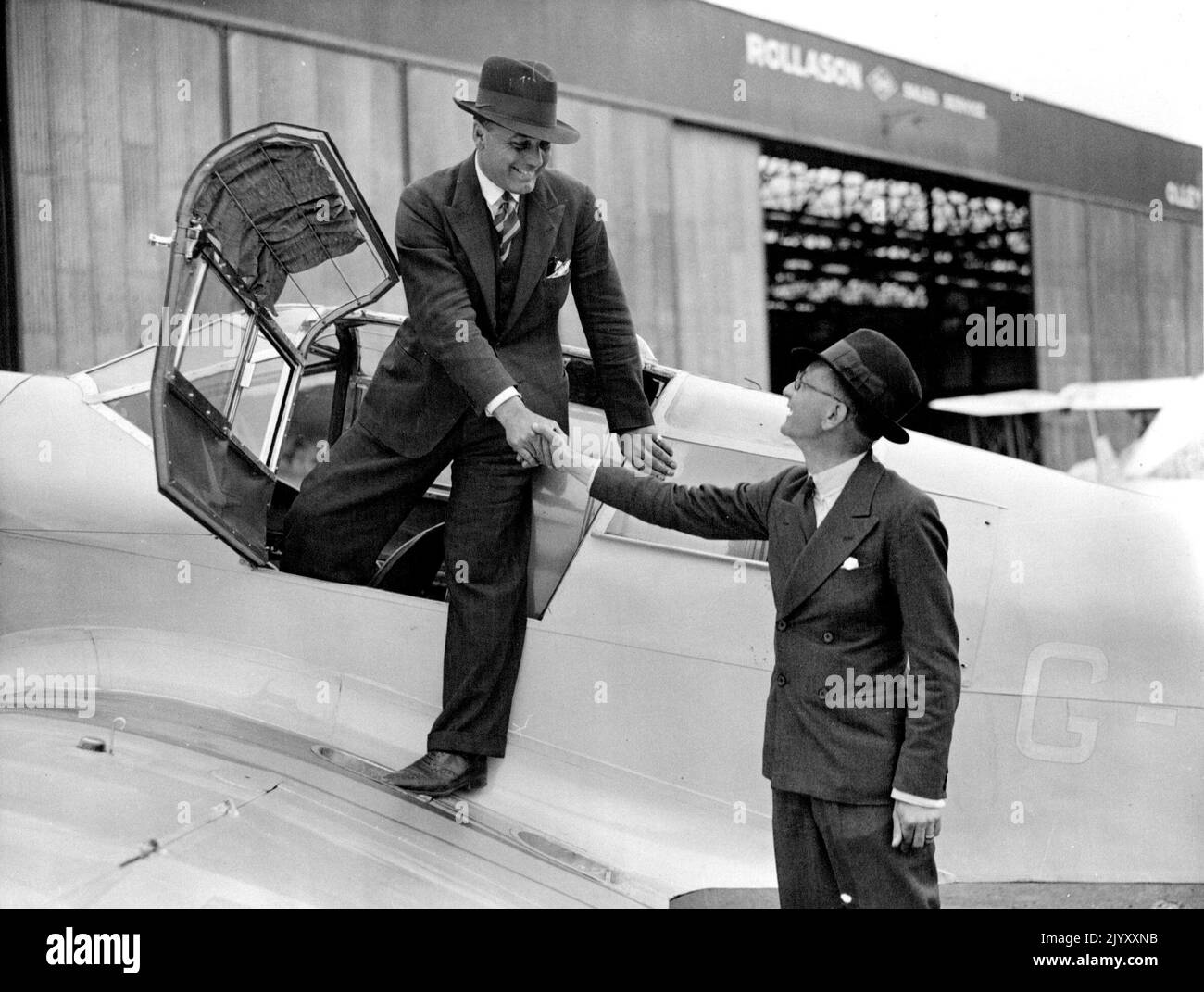 Kapitän E.W. Percival, fotografiert, als er gestern Nachmittag in Croydon landete. 18. Juni 1935. Stockfoto