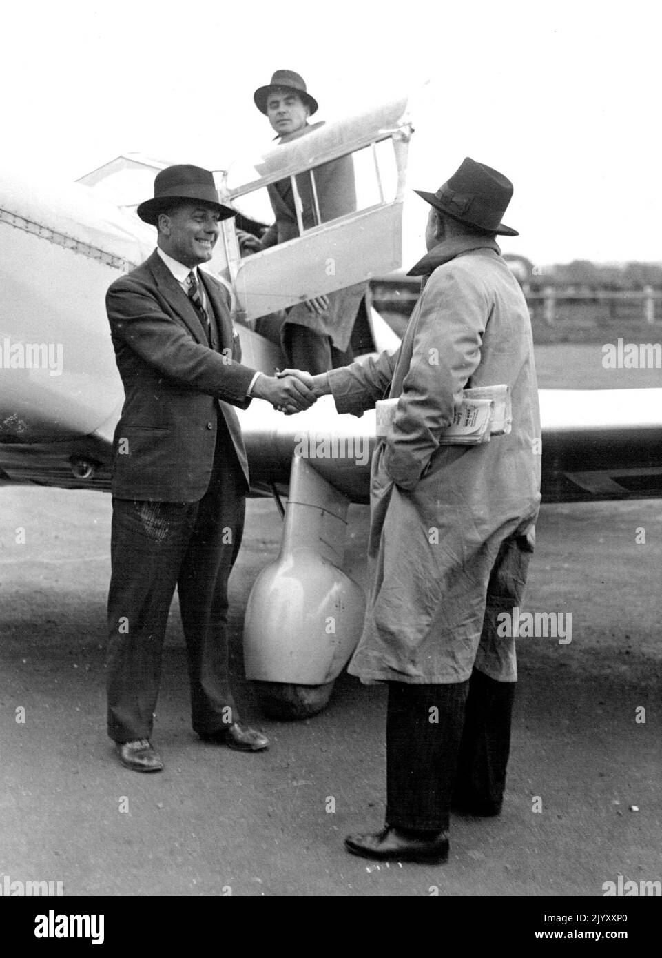 Kapitän Percival bei der Ankunft auf Croydon. 18. Juni 1935. Stockfoto