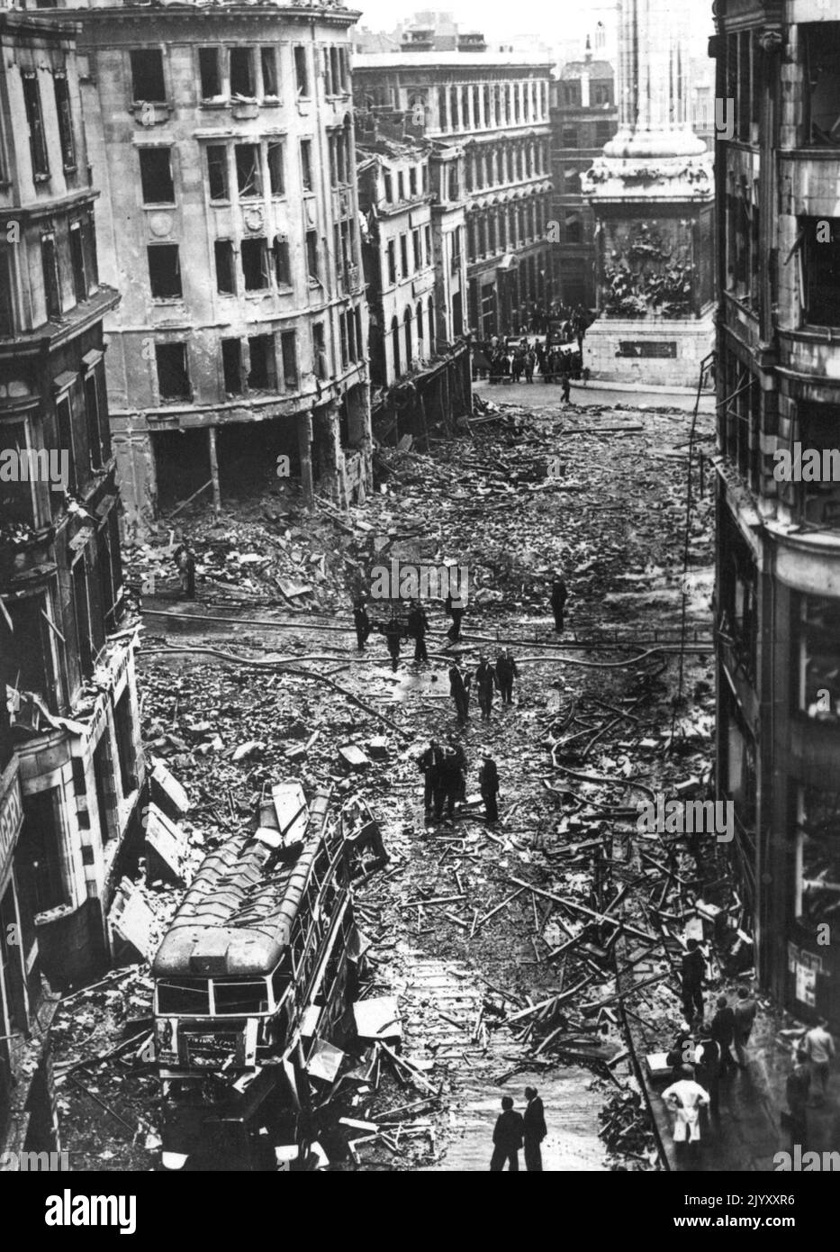 1940: Aktenfoto vom 1940. September von der Szene am Monument in der City of London nach einem Überfall während des Blitzes. Ausgabedatum: Donnerstag, 8. September 2022. Stockfoto