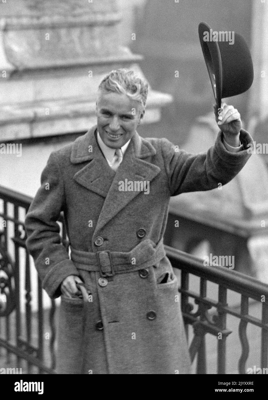 1931: Aktenfoto vom 1931. Februar von Charlie Chaplin, der nach seiner Ankunft in London für ein Foto auf dem Dach des Carlton Hotels posiert. Ausgabedatum: Donnerstag, 8. September 2022. Stockfoto