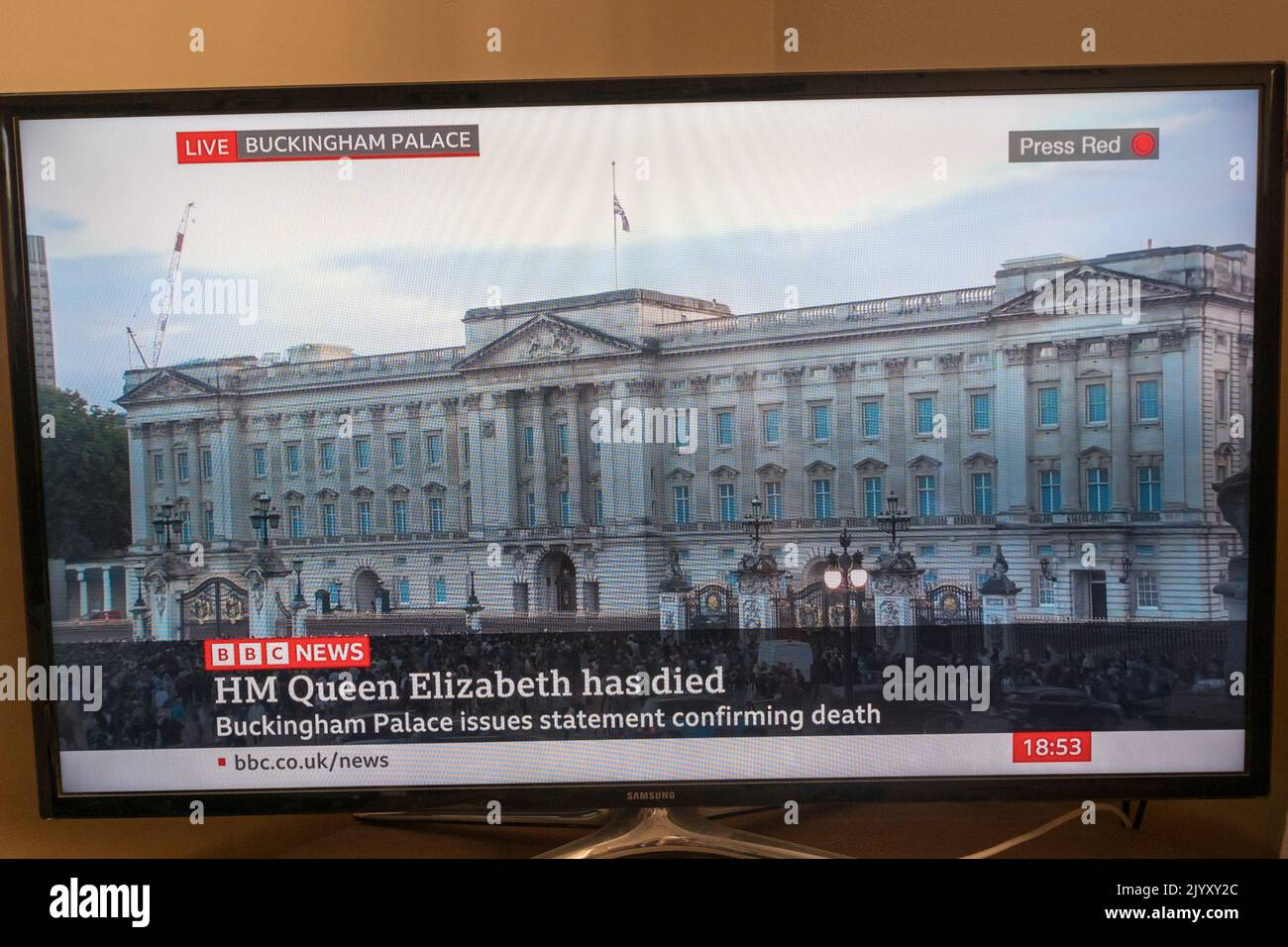 Die Reaktion der BBC News im britischen Fernsehen wurde innerhalb von 20 Minuten nach der Ankündigung des Todes von Königin Elizabeth II. Am 8.. September 2022 gesendet. Stockfoto