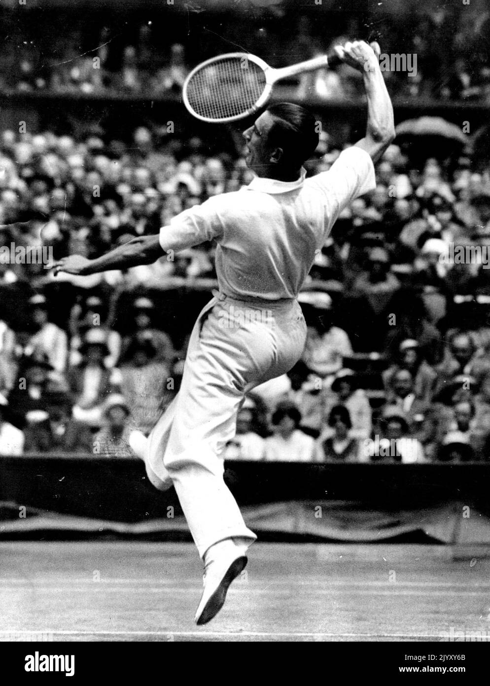 Perry Und Allison Treffen Sich In Wimbledon. Ein schönes Action-Bild von Perry im Spiel gegen ***** . F.J. Perry traf W. Allison (USA) heute in Wimbledon am 25. Juni. 24. August 1938. (Foto von Associated Press Photo). Stockfoto