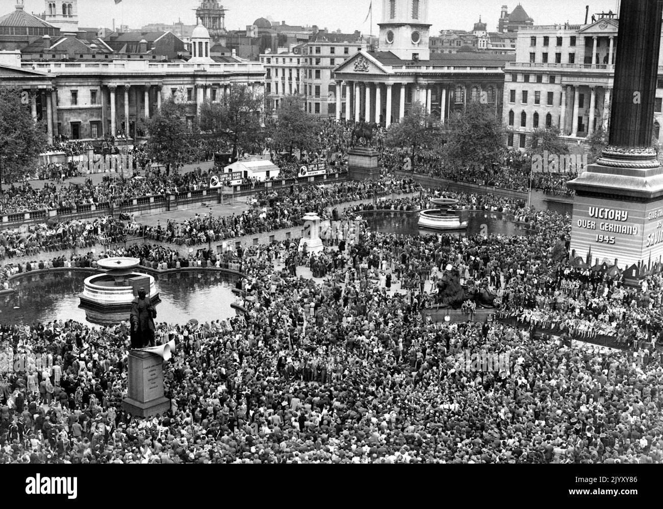 1945: Datei-Foto vom 1945. Mai von riesigen Menschenmengen auf dem Trafalgar Square, die den VE-Tag (Sieg in Europa) in London feiern, der das Ende des Zweiten Weltkriegs in Europa und die Niederlage Nazi-Deutschlands markiert. Ausgabedatum: Donnerstag, 8. September 2022. Stockfoto
