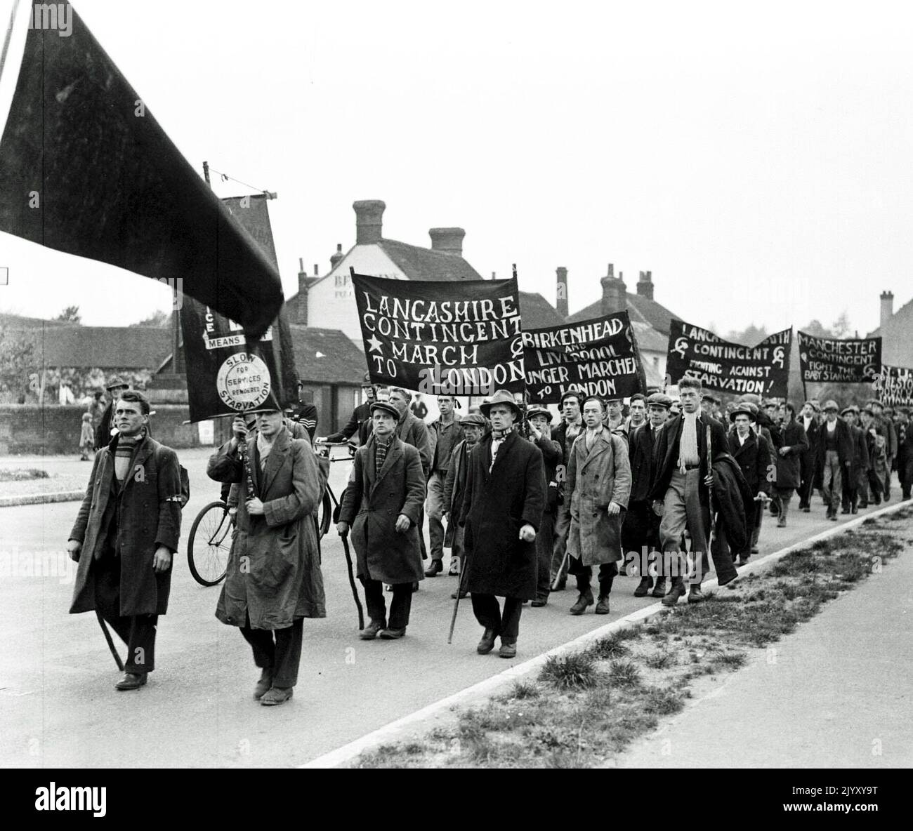 1932: Aktenfoto vom 1932. Oktober des Lancashire-Kontingents der Hungermarscher, die durch Gerrards Cross, Buckinghamshire, fahren. Ausgabedatum: Donnerstag, 8. September 2022. Stockfoto