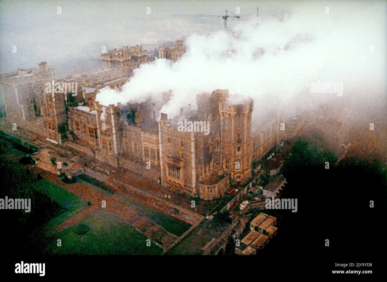 1992: Aktenfoto vom 1992. November von Windsor Castle, am Morgen nach dem Brand, der große Teile des Gebäudes schwer beschädigte. Ausgabedatum: Donnerstag, 8. September 2022. Stockfoto