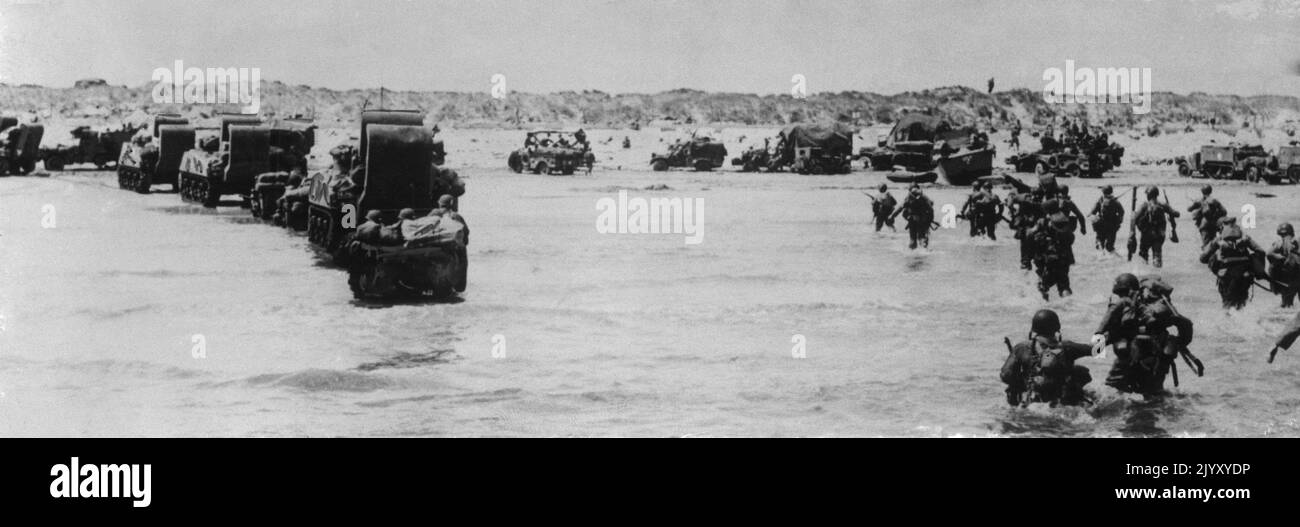 1944: Aktenfoto vom 1944. Juni von amerikanischen Truppen, die während der Landung am D-Day in Nordfrankreich an Land kamen. Ausgabedatum: Donnerstag, 8. September 2022. Stockfoto