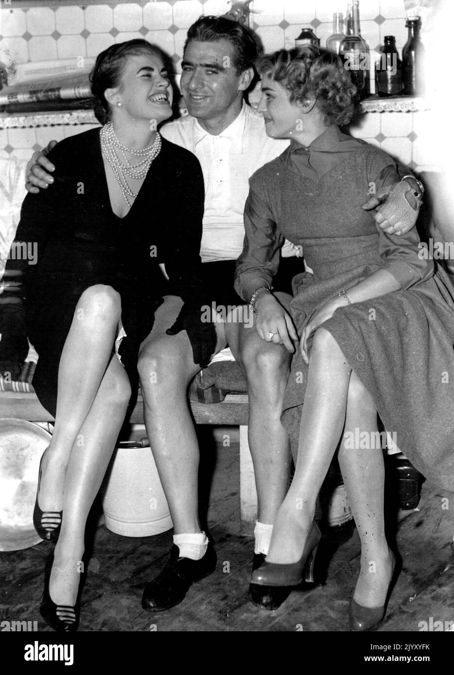 „Miss Hay-Loft“: Australier Sid Patterson ***** Ein Favorit in diesem Hotel, ***** Zwei der Vizemeister im ***** Rosita Lapson (links) und ***** . Erika schnell, 19-jährige Berliner Schönheit, wurde diese Woche beim sechstägigen Radrennen in Berlin zur Miss Hay-Loft gewählt. Der Titel geht, nicht an das Mädchen, das die Fahrer am meisten mögen ***** Im Heu, aber zur Schönheit ***** Reihen des sportpalastes, die ***** Wie das Hay-Loft. Die australische Radfahrerin Sid Patterson sympathisiert mit den deutschen Mädchen Ulla Lapson (links) und Ruth Kraus nach ihrer Niederlage für den Titel 'Miss Hayloft' auf der Berliner Sportpala Stockfoto