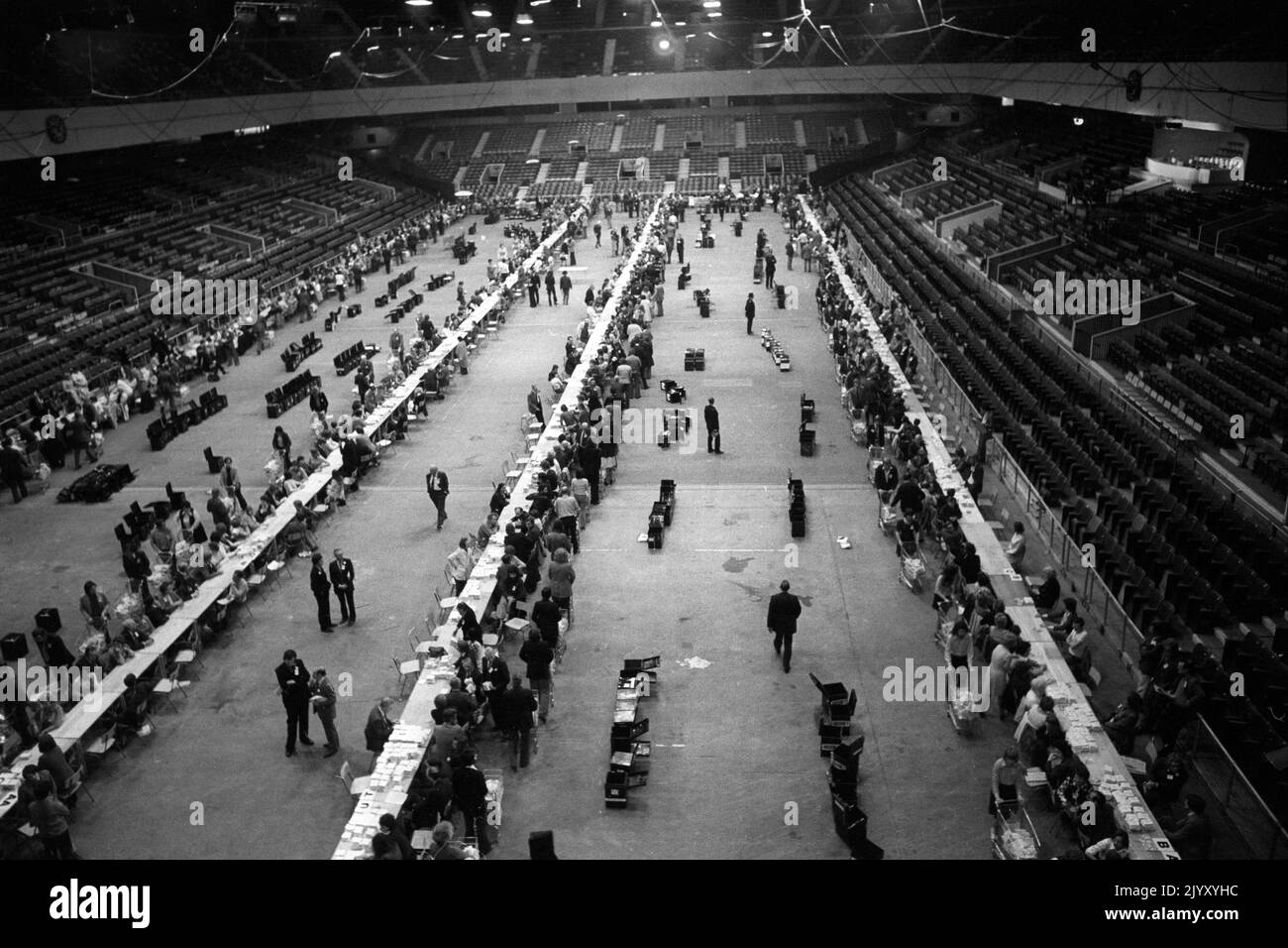 1975: Aktenfoto vom 1975. Juni des Earls Court in London, wo die Stimmzettel für das Nationale Referendum über den Gemeinsamen Markt gezählt wurden. Ausgabedatum: Donnerstag, 8. September 2022. Stockfoto