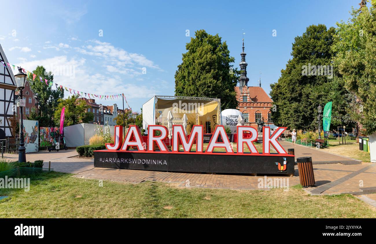 Ein Bild eines großen Schildes zur Feier des St. Dominic's Fair in Danzig. Stockfoto