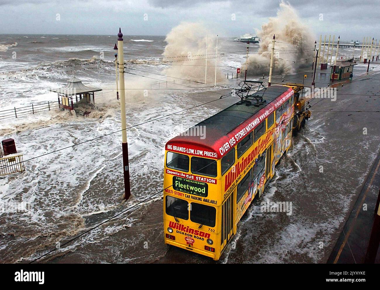 2002: Datei-Foto vom 2002. Februar von einer Straßenbahn an der Küste von Blackpool, die zur Sicherheit vor den hohen Gezeiten und Sturmwinden geschleppt wurde, die die Küste zerschlagen hatten. Ausgabedatum: Donnerstag, 8. September 2022. Stockfoto
