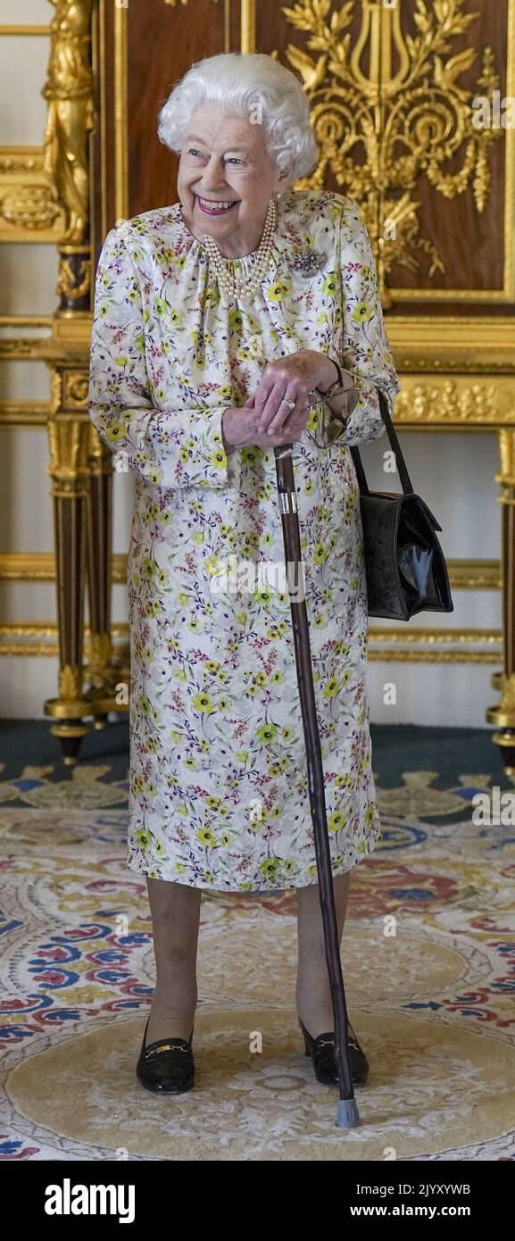File Photo vom 23/3/2022 von Queen Elizabeth II lächelnd, als sie mit einem Stock eintrifft, um eine Ausstellung von Artefakten des britischen Handwerksunternehmens Halcyon Days zu sehen, um des 70.-jährigen Jubiläums des Unternehmens im White Drawing Room im Windsor Castle, Bekshire, zu gedenken. Die Königin befand sich die meiste Zeit ihres Lebens in einem robusten Gesundheitszustand und nahm sich während ihrer langen Regierungszeit selten Zeit, und es gab nur wenige Krankheiten, die im Laufe der Jahre weit voneinander entfernt waren. Ausgabedatum: Donnerstag, 8. September 2022. Stockfoto