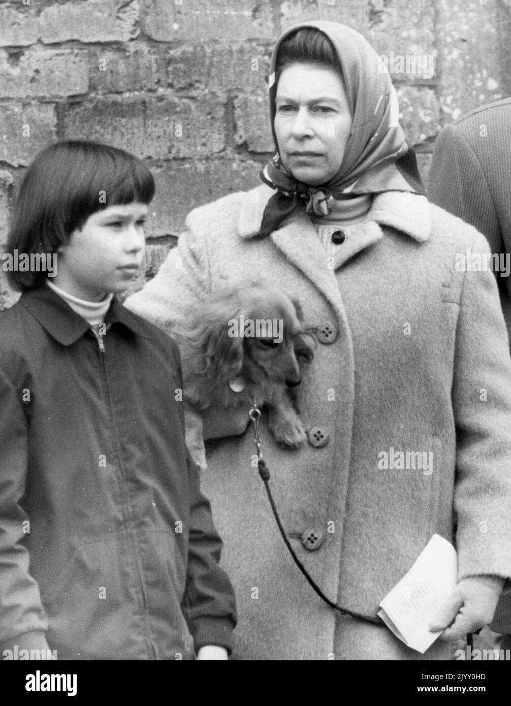 Aktenfoto vom 11/4/1976 von Königin Elizabeth II., die einen Dackel unter ihrem Arm hält, während sie die Veterinäruntersuchung am letzten Tag der Badminton-Pferdeversuche beobachtet. Mit ihr ist Lady Sarah Armstrong-Jones, 11, Tochter von Prinzessin Margaret. Während ihrer Herrschaft besaß die Königin mehr als 30 Corgis, von denen viele direkte Nachkommen von Susan waren, die ihr 1944 als Geschenk zum 18.. Geburtstag von ihren Eltern geschenkt wurde und so geliebt wurde, dass sie Prinzessin Elizabeth auf ihren Flitterwochen begleitete. Ausgabedatum: Donnerstag, 8. September 2022. Stockfoto