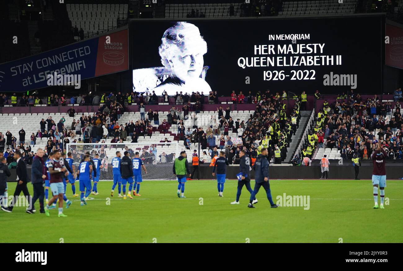 Die Spieler gehen nach dem letzten Pfeifen vom Spielfeld, während auf dem großen Bildschirm eine Nachricht in Erinnerung an die Ankündigung des Todes von Queen Elizabeth II nach dem Spiel der UEFA Europa Conference League Gruppe B im Londoner Stadion angezeigt wird. Bilddatum: Donnerstag, 8. September 2022. Stockfoto