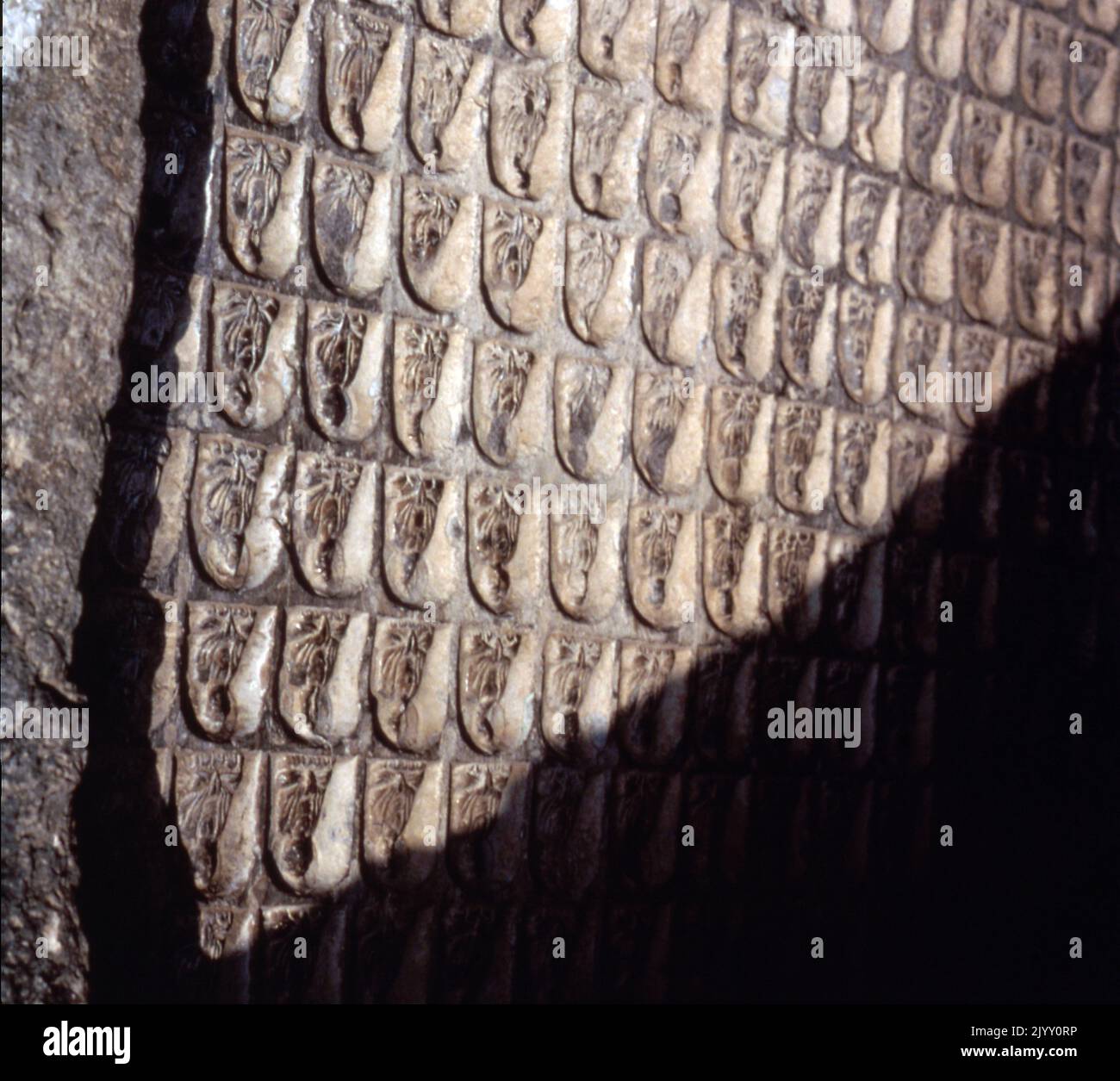 Die Longmen Grotten (Pinyin) oder Longmen Höhlen, chinesische buddhistische Schreine in der Provinz Henan, China. Die Bilder, von denen viele einst gemalt wurden, wurden als Felsreliefs außerhalb und in künstlichen Höhlen geschnitzt, die von den Kalksteinfelsen der Berge Xiangshan und Longmenshan ausgegraben wurden. In den 2.345 Höhlen befinden sich bis zu 100.000 Statuen. Aus der Nördlichen Wei-Dynastie im Jahre 493 n. Chr. Stockfoto