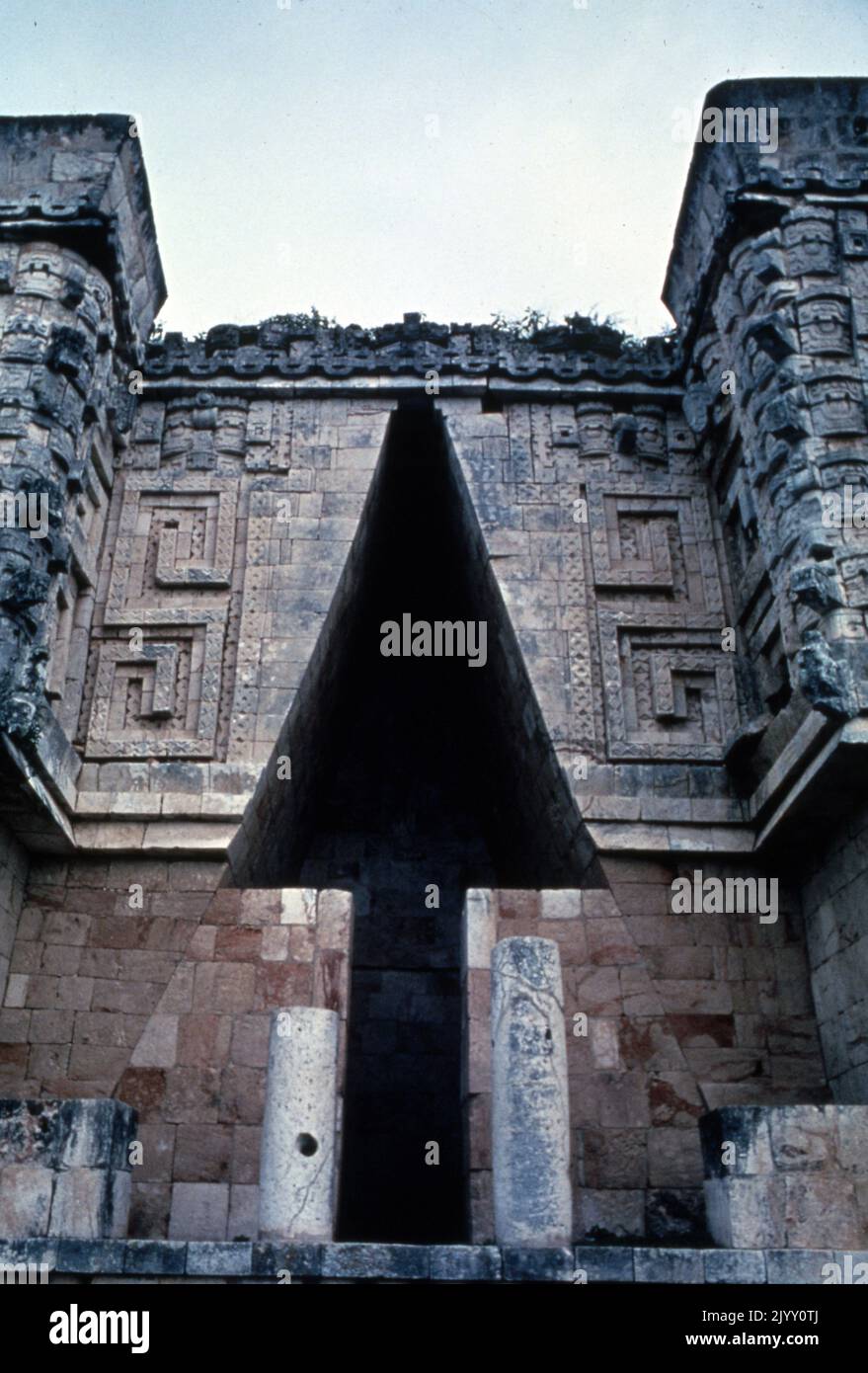 Der Gouverneurspalast in Uxmal hat die längsten Fassaden im präkolumbianischen Mesoamerika. Von einer kleinen Plattform mit einem steinernen Thron mit zwei jaguar-Köpfen aus wäre dieses Gebäude als astronomisches Observatorium für die Beobachtung von Venusschauplätze genutzt worden. Uxmal, eine alte Maya-Stadt der klassischen Zeit im heutigen Mexiko. Gilt als eine der wichtigsten archäologischen Stätten der Maya-Kultur. Das Gebäude ist typisch für den Puuc-Stil, mit glatten niedrigen Wänden, die auf verzierten Friesen öffnen. Der größte Teil des Großbaues der Stadt fand statt, während Uxmal die Hauptstadt eines späten klassischen Maya-Staates war Stockfoto