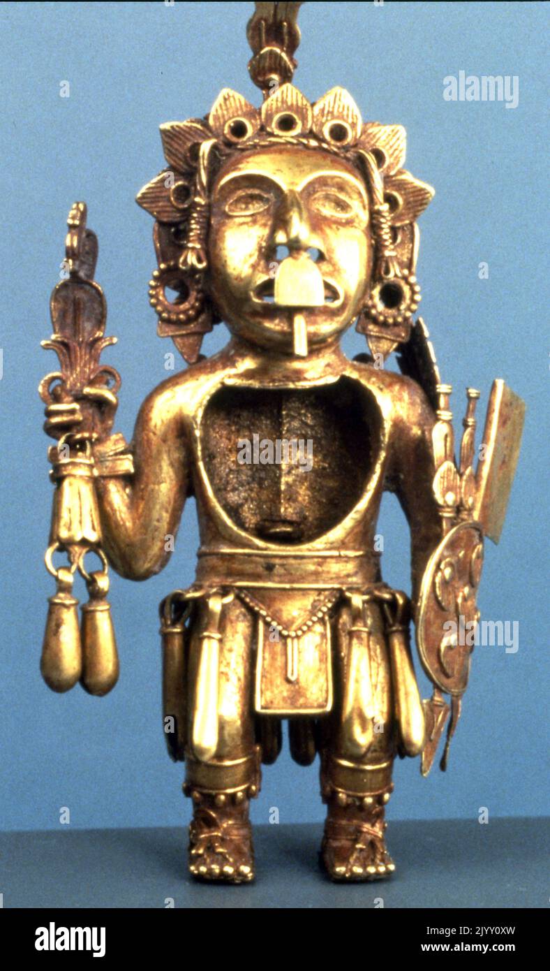 Aztekische Figur eines Kriegers (König), nach 1325. Zentralmexiko. Tetzcoco, Azteken, Post-Classic Periode. Gold-Silber-Kupfer-Legierung (Guss). Der Elite-Status dieses Kriegers hält einen Dartwerfer, Pfeile und einen Schild. Stockfoto